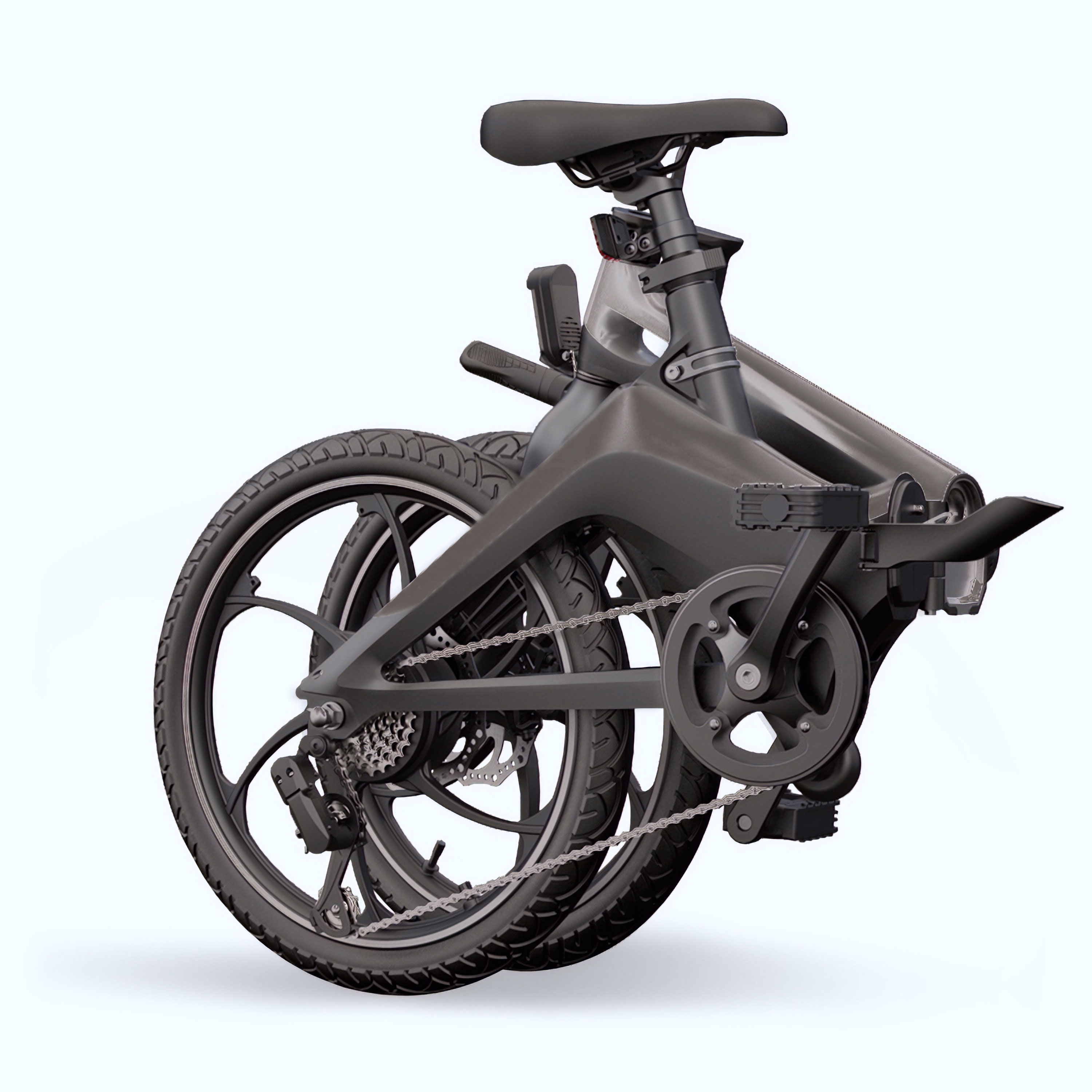 Ein zusammengeklapptes schwarzes E-Bike vor weißem Hintergrund. Das Fahrrad hat schwarze Räder, eine Kette und einen Sitz.