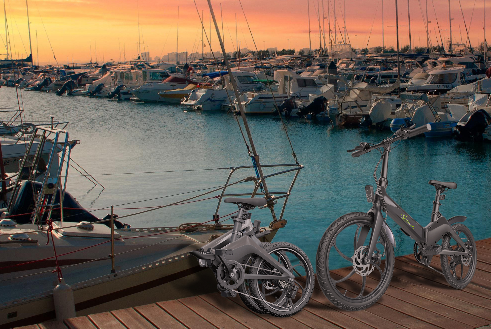 Zwei Fahrräder und ein zusammengeklapptes Fahrrad auf einem Holzsteg. Boote im Hintergrund.