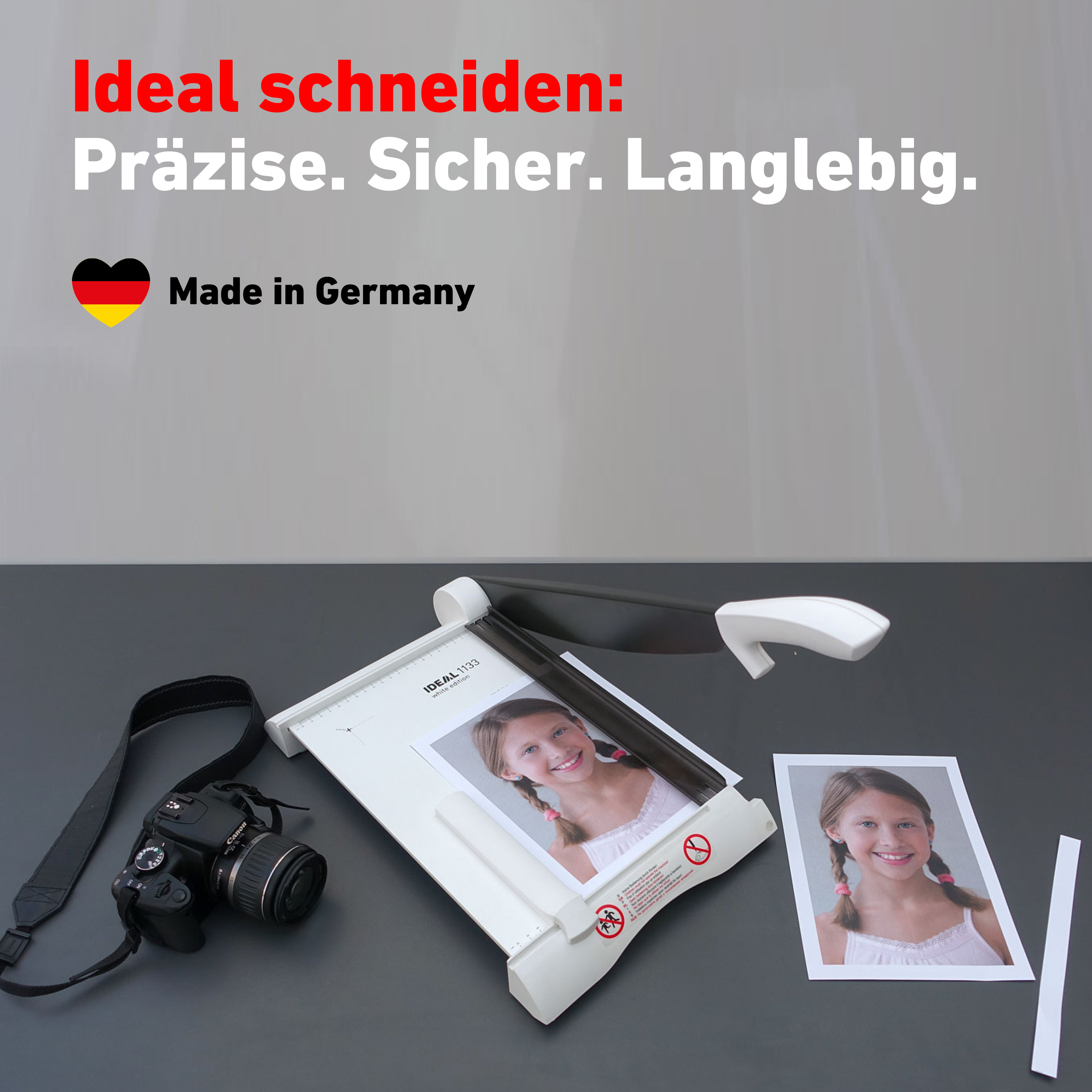 Papierschneider mit einem Foto, das geschnitten wird. Deutsche Flagge und Text sind vorhanden.