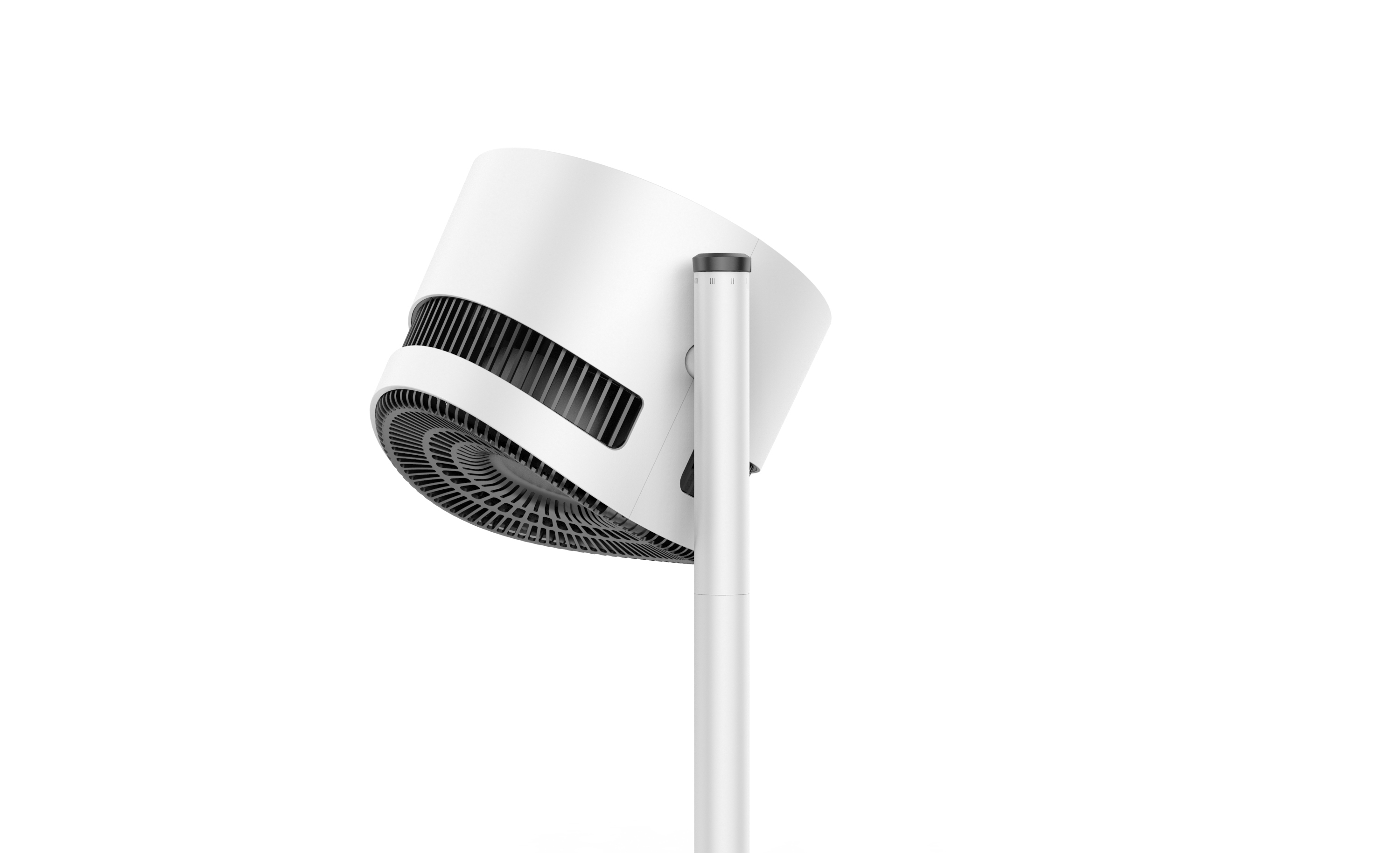 Ventilateur blanc sur un support blanc. Le ventilateur est rond avec des évents noirs, incliné vers la gauche.