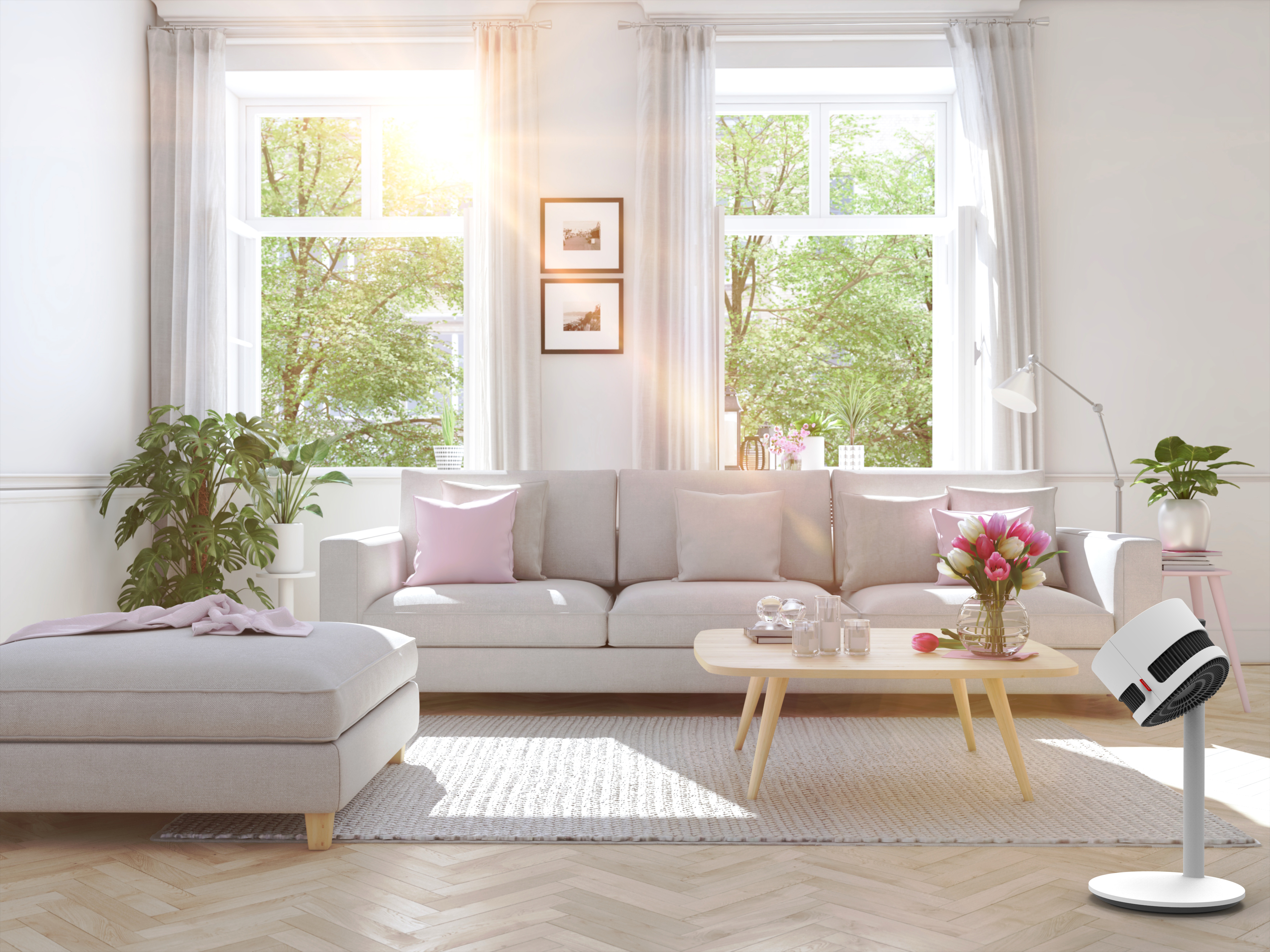 Salon avec meubles blancs et fenêtres ensoleillées.
