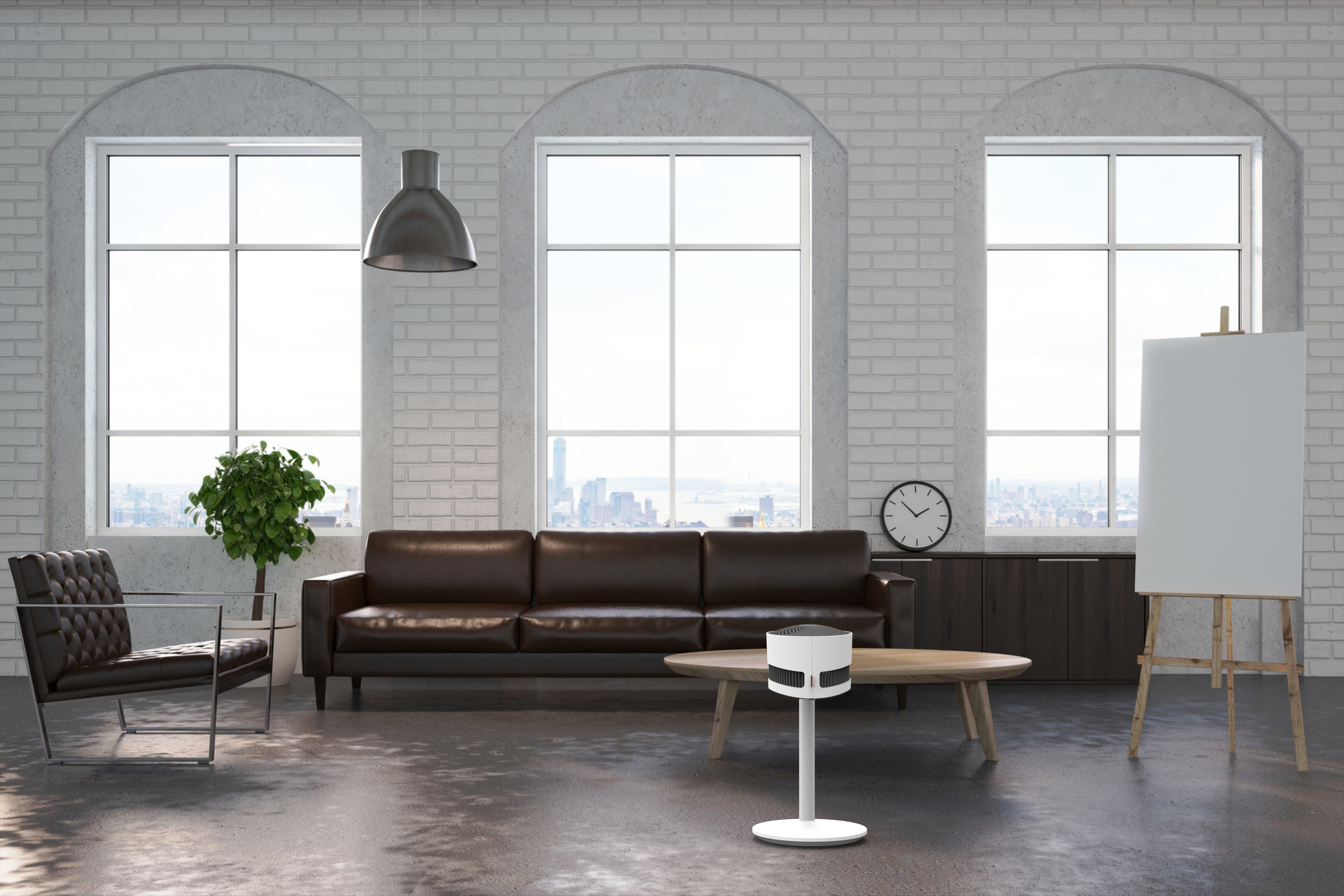 Scène de salon avec trois fenêtres cintrées, un canapé, des œuvres d'art et un purificateur d'air décoratif.