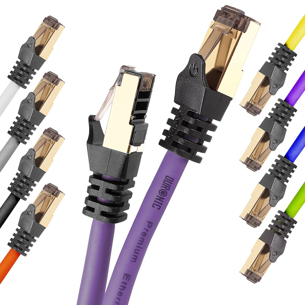 Verschiedenfarbige Ethernet-Kabel mit Goldsteckern, angeordnet auf weißer Oberfläche.