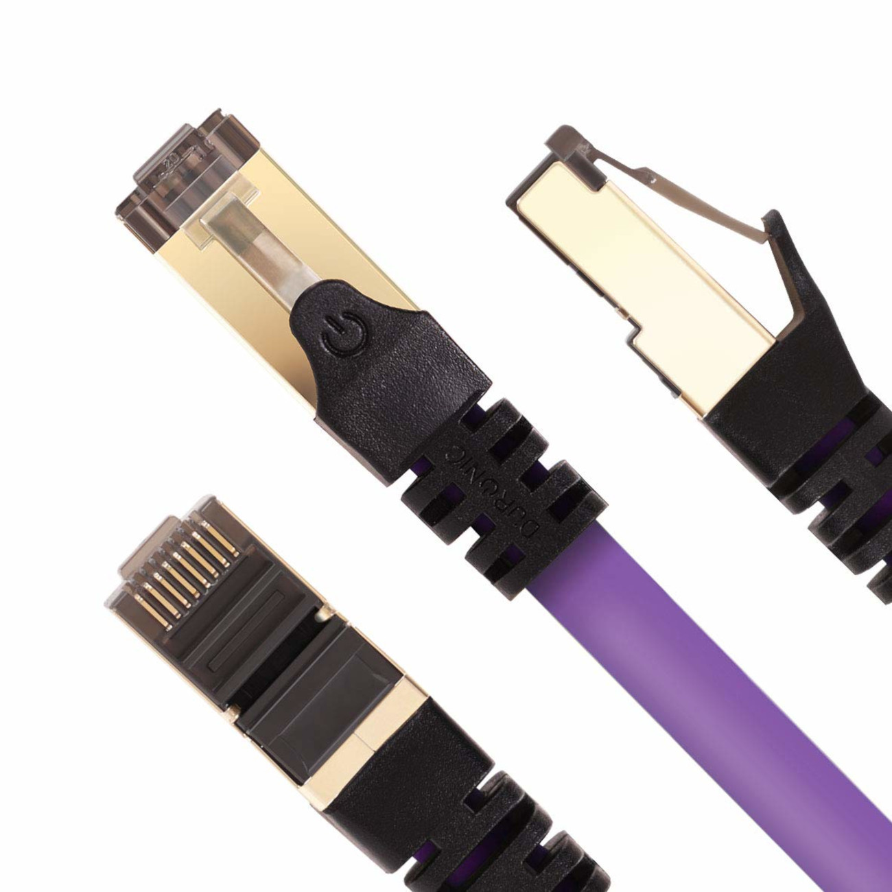 Nahaufnahme von drei lila Ethernet-Kabeln mit goldenen Steckern. Drähte sind im Inneren freigelegt.