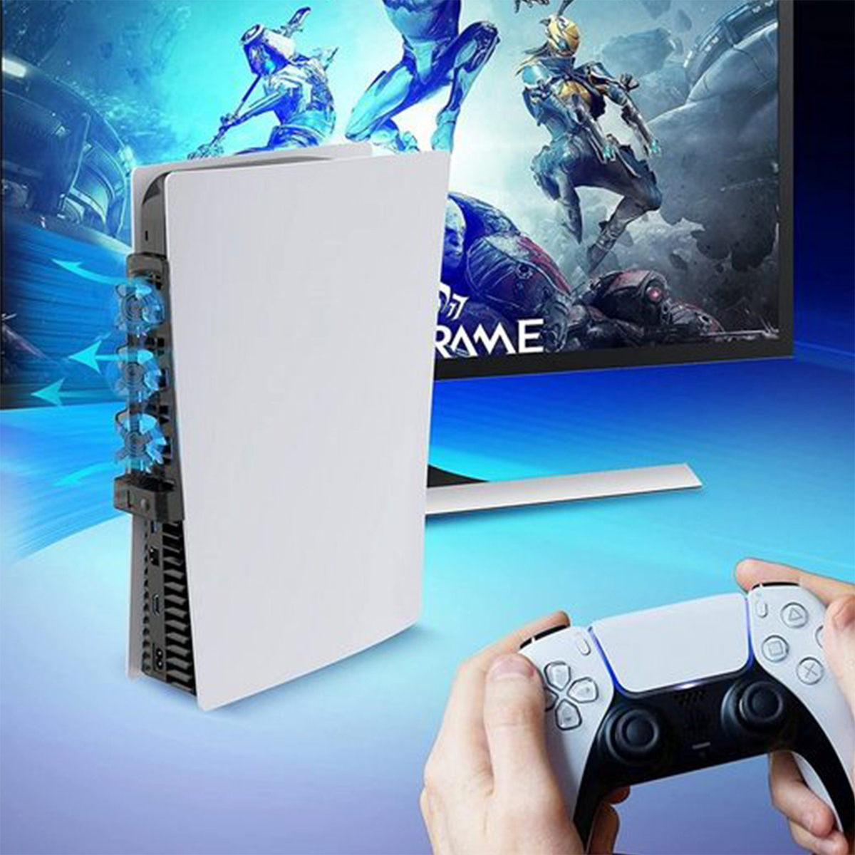 Eine weiße PlayStation 5 neben einem Fernseher, der ein Spiel zeigt, mit einem Controller in der Hand.