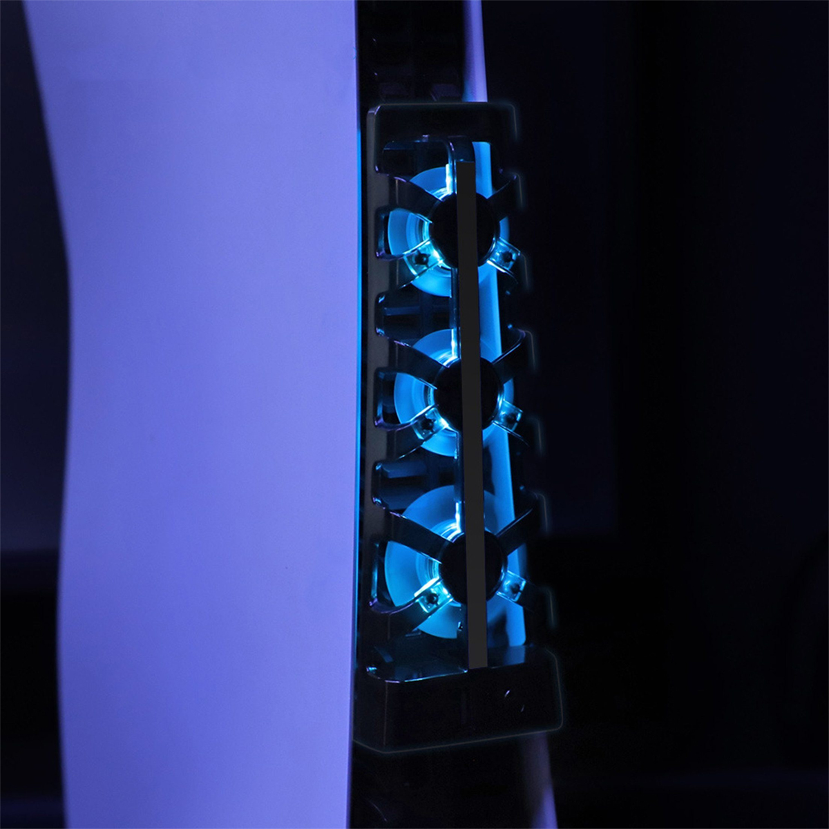 Nahaufnahme einer PS5-Konsole mit blauen LED-Leuchten. Schwarze und weiße Kunststoffelemente sind sichtbar.