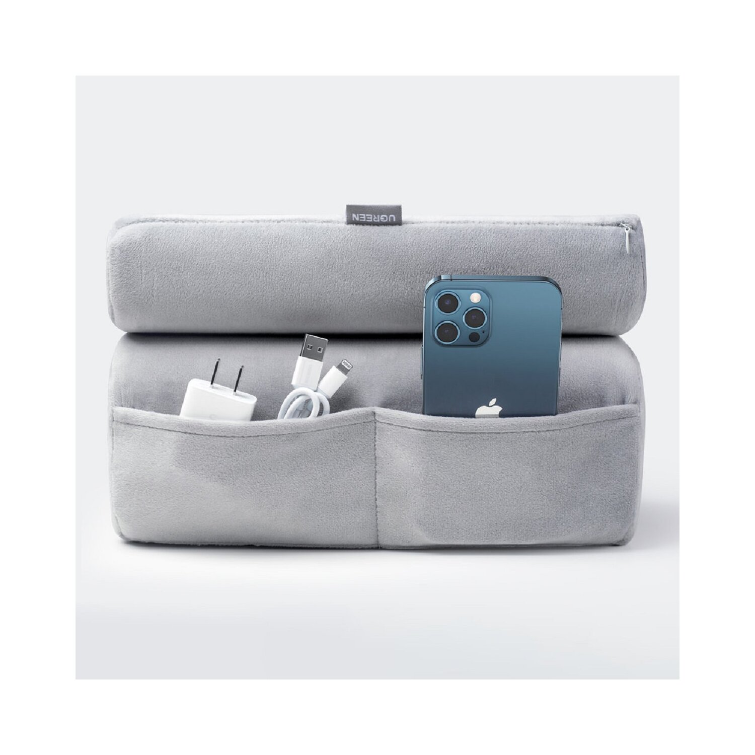 Szara poduszka pod laptopa z kieszeniami na ładowarkę, kabel i telefon. Czarny tekst UGREEN.