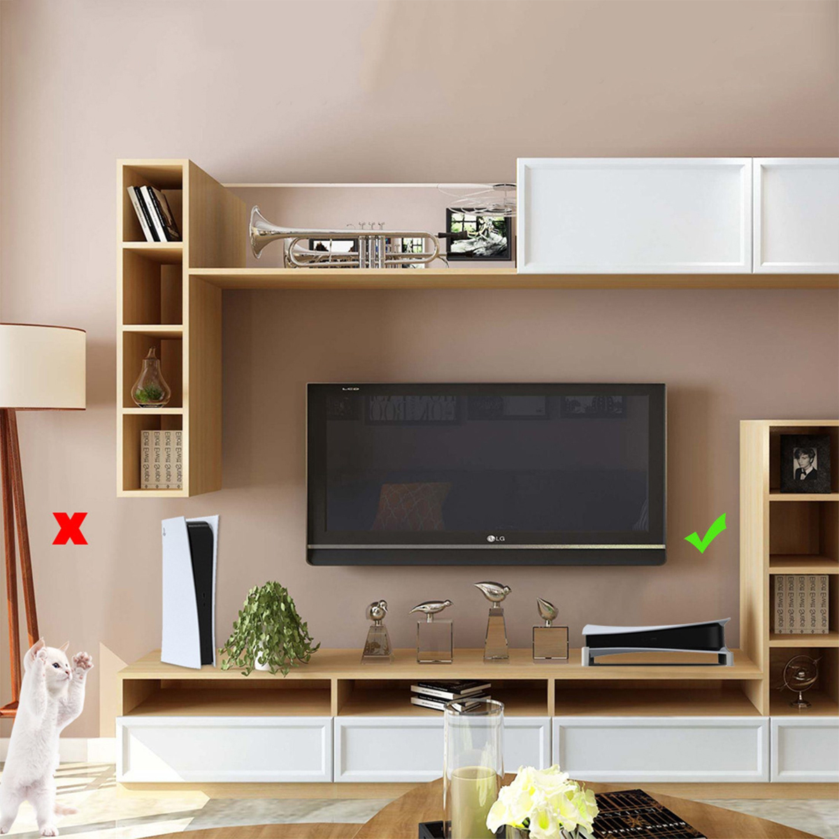 Wohnzimmer mit Fernseher und Unterhaltungscenter. Eine Katze greift nach oben, in der Nähe eines 'X'.