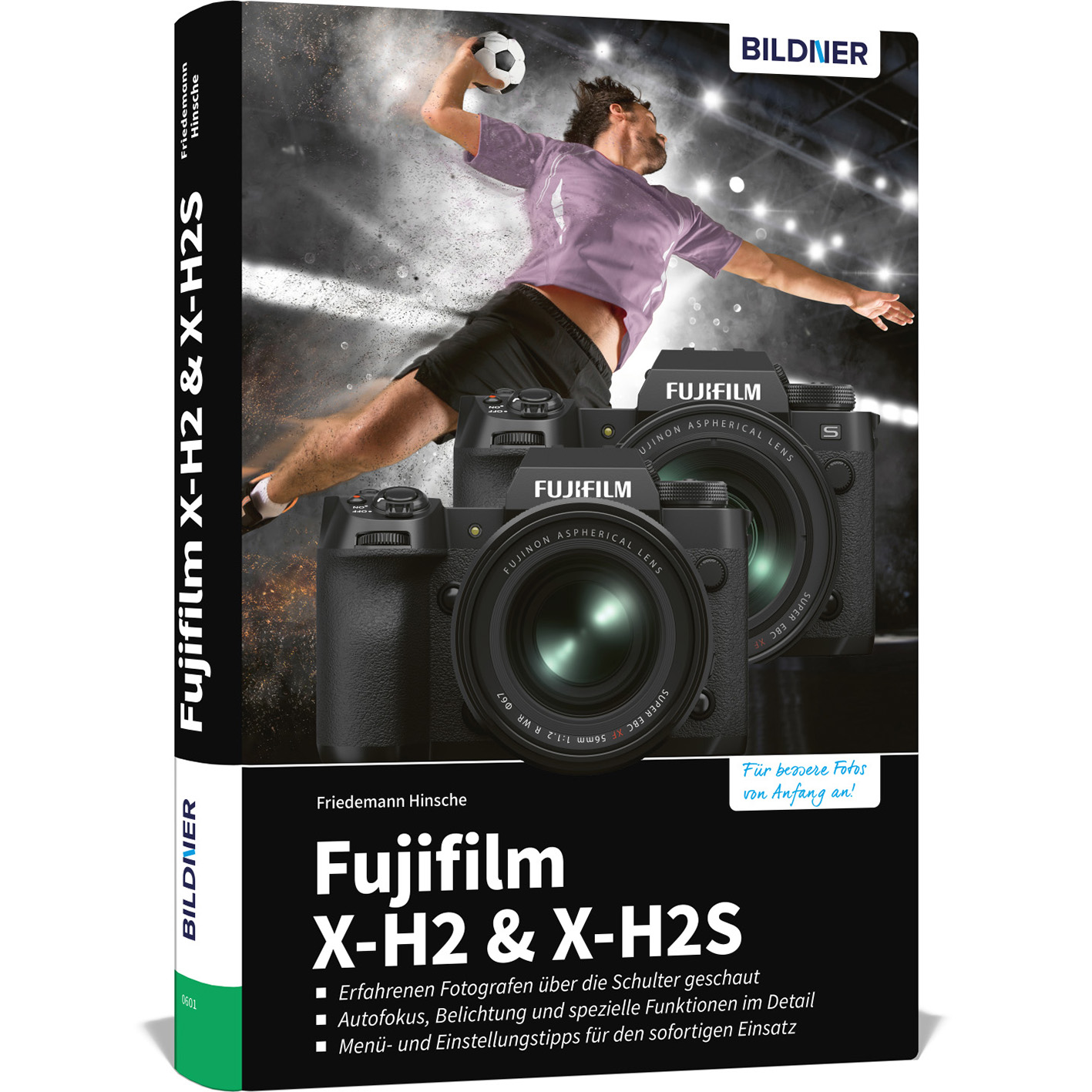 Buchcover mit Kameras und einer Person, die Fußball spielt. Fujifilm Kameraausrüstung sichtbar.
