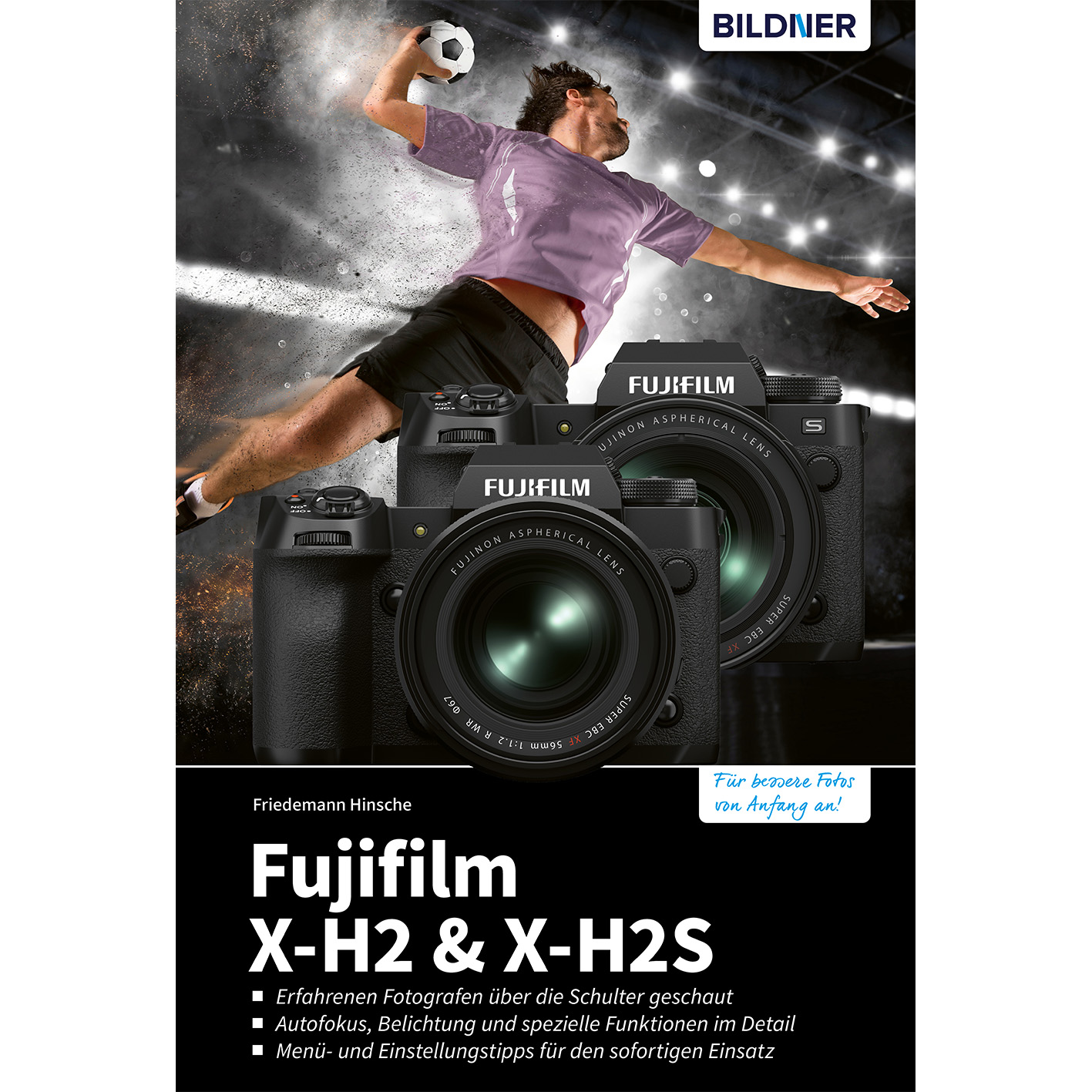 Zwei schwarze Fujifilm-Kameras mit Objektiven, ein Mann wirft einen Ball, und ein grünes Stadion.