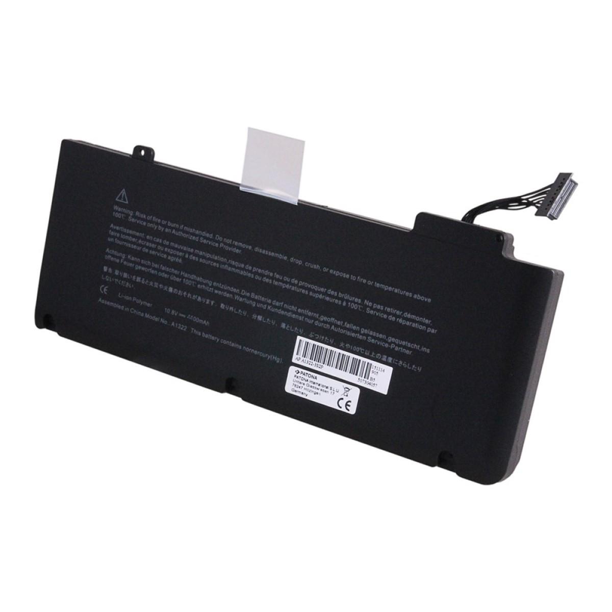 Ein schwarzer Laptop-Akku mit einem weißen Aufkleber auf weißem Hintergrund. Er ist abgewinkelt und hat verschiedene Etiketten.