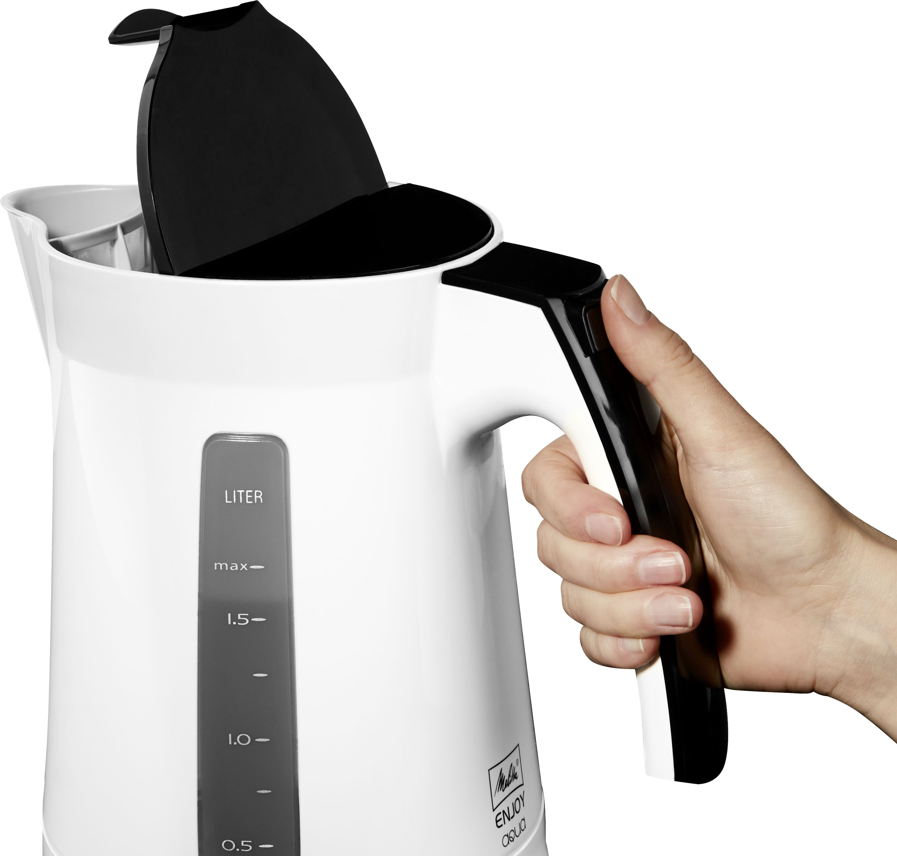 Ein weißer Wasserkocher mit schwarzem Griff und offenem Deckel. Eine Hand hält den Griff.