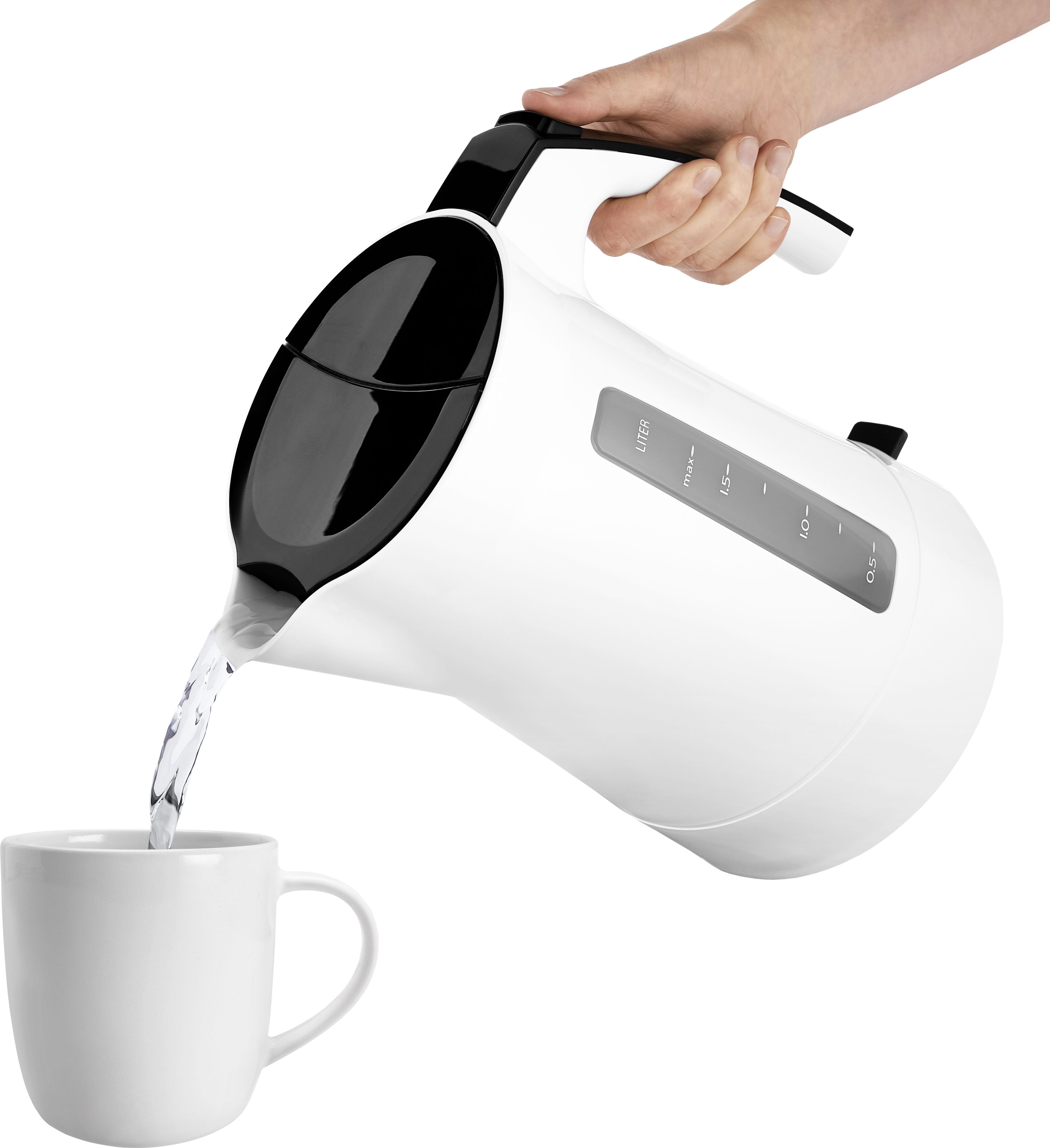 Hand gießt Wasser aus einem weißen Wasserkocher in eine weiße Tasse.