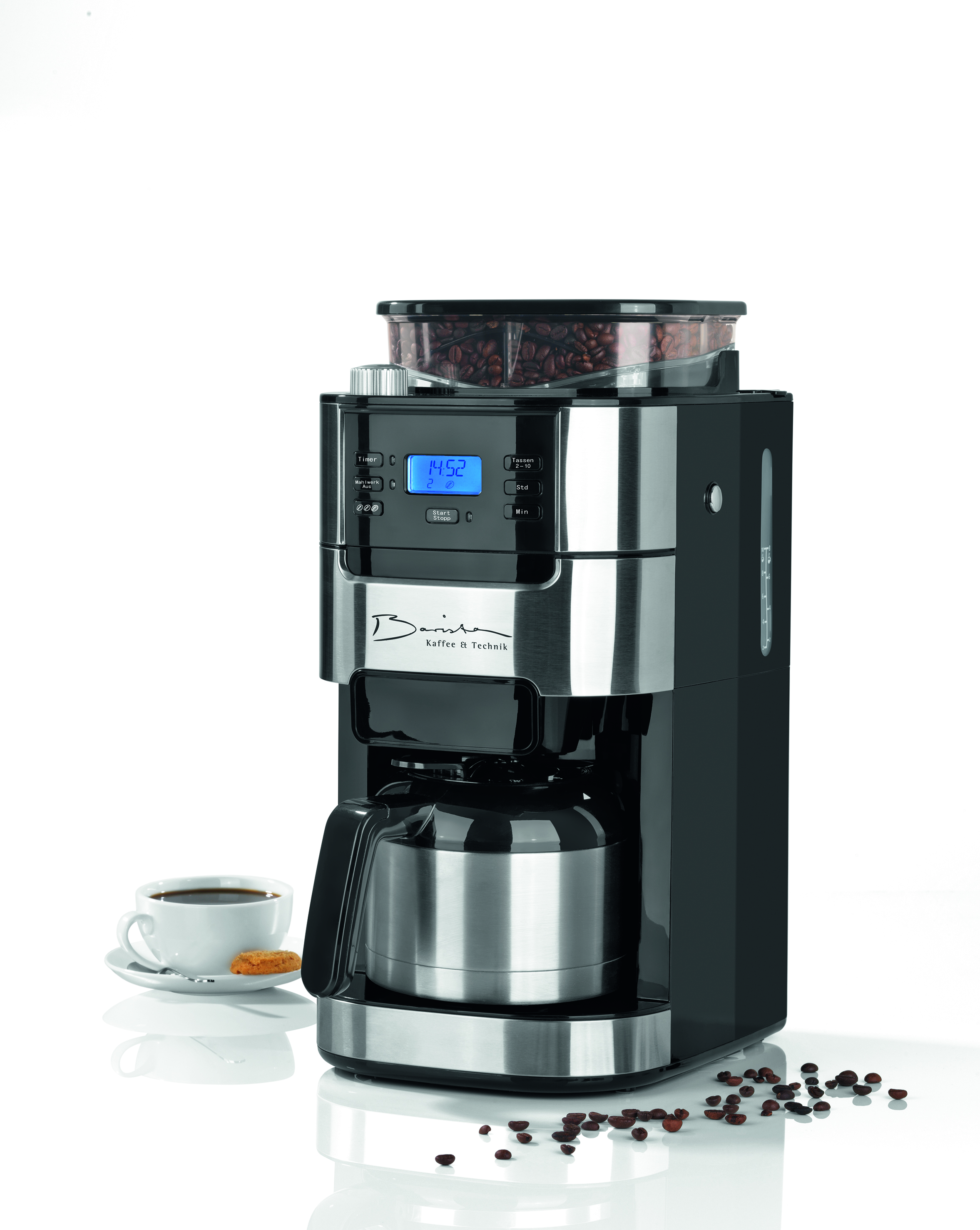 Macchina da caffè nera e argento, tazza di caffè, chicchi, sfondo bianco.