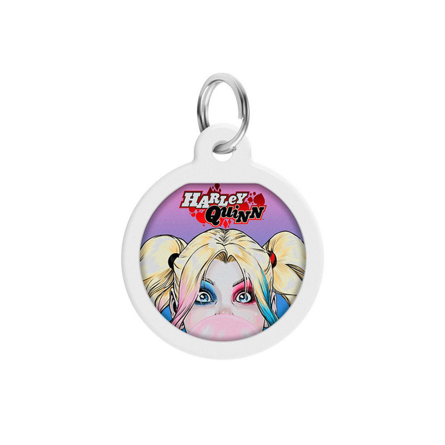 Ein weißes Harley Quinn-Tag mit ihrem Gesicht und einem silbernen Ring oben.
