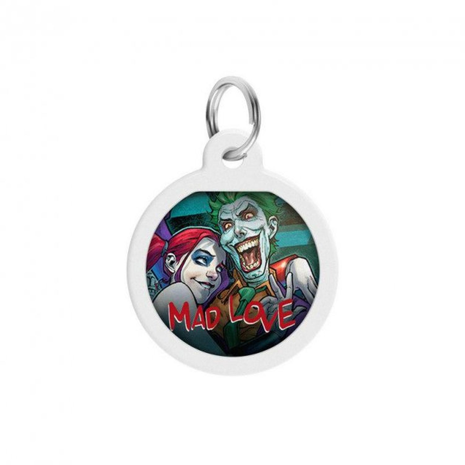 Weißer runder Anhänger mit einem Bild von Harley Quinn und Joker. Text: 'MAD LOVE'.