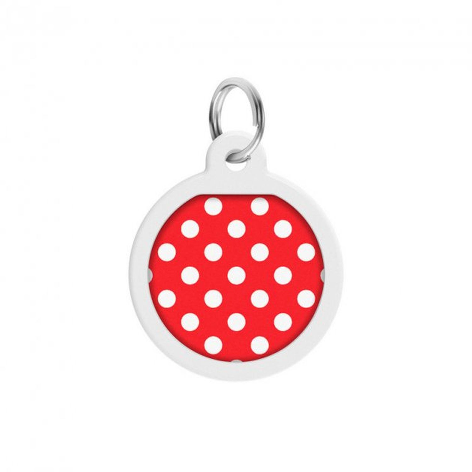 Eine weiße Hundemarke mit rotem Polka-Dot-Muster, die an einem Ring hängt. Weißer Hintergrund.