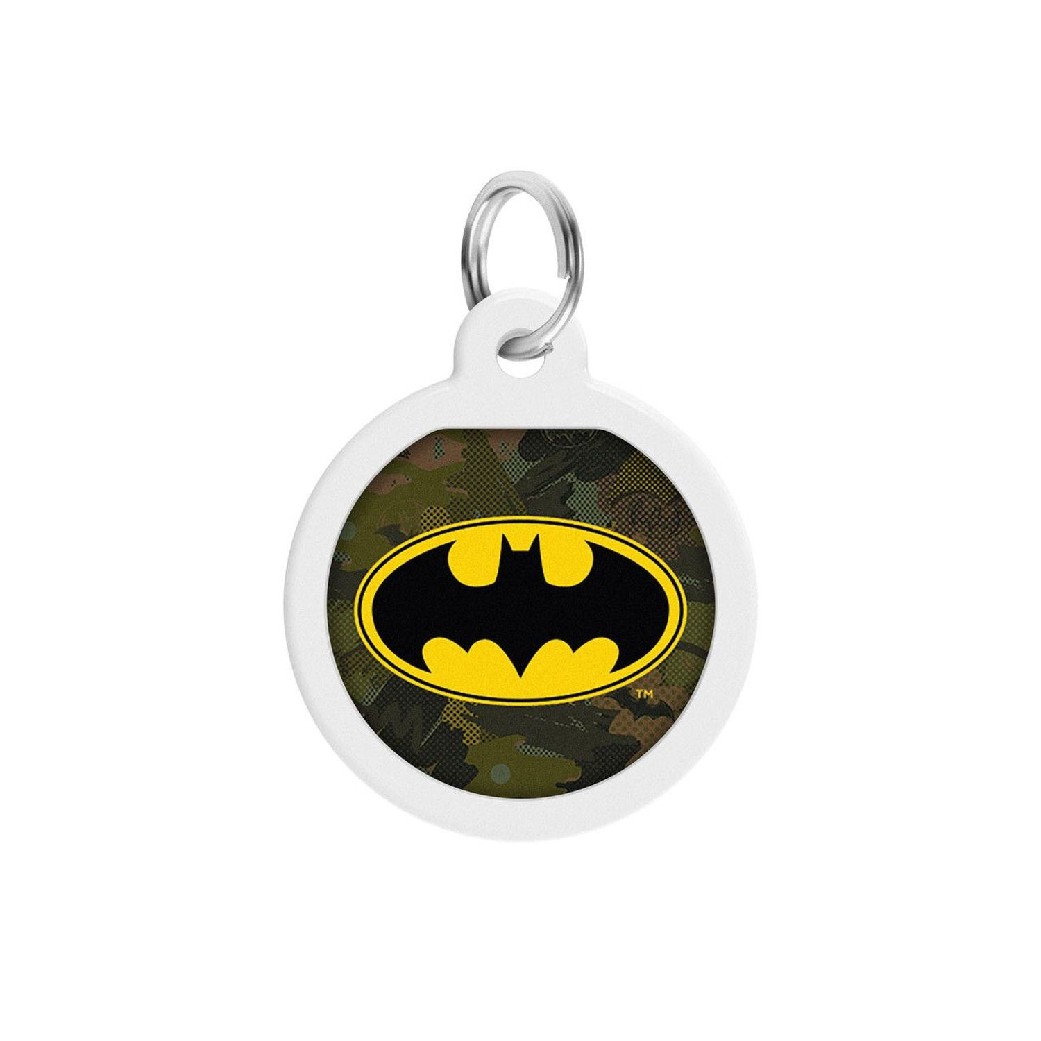 Ein Batman-Logo auf einem runden Anhänger mit Tarnhintergrund.