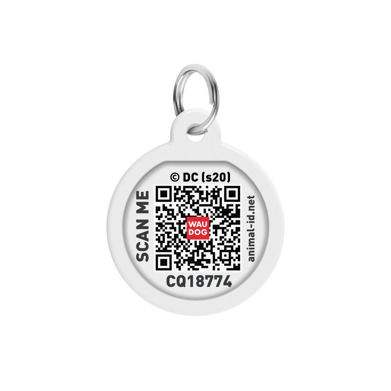 Weißer Hundemarke mit QR-Code, Logo und Text. Es hat einen Metallring und einen weißen Hintergrund.