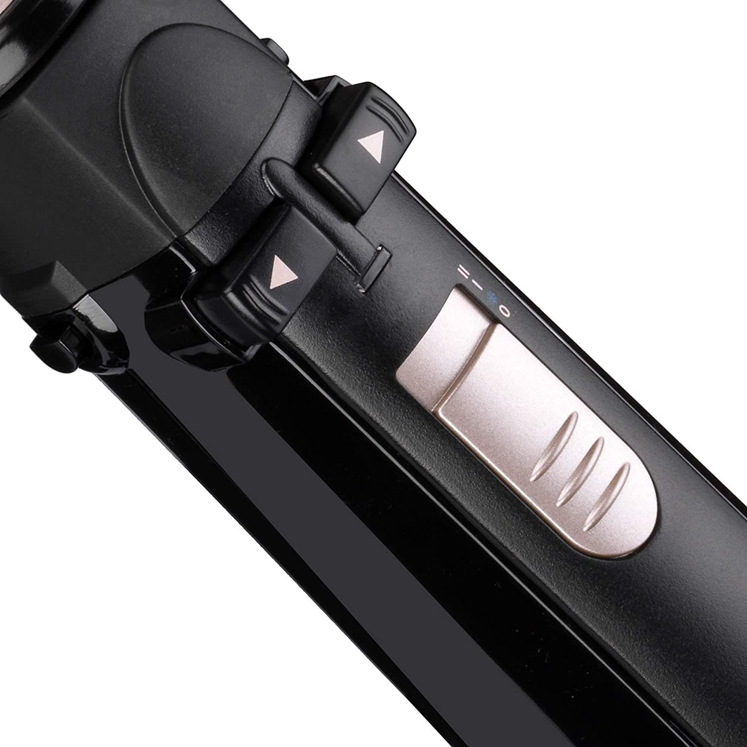 Eine Smartwatch mit weißem Armband, die Zeit und Statistiken anzeigt.