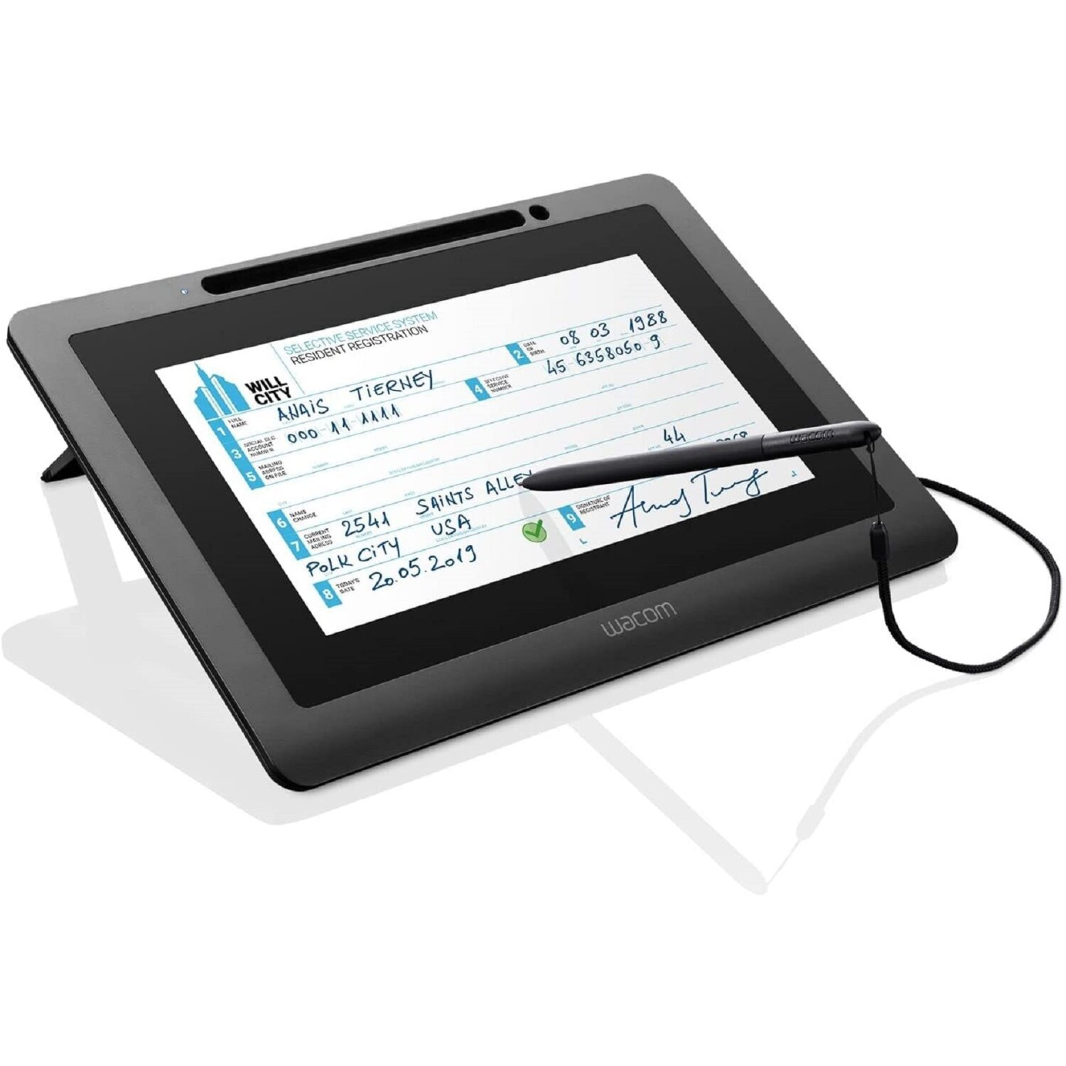 Ein Wacom-Tablet mit Stift und einem Dokument auf dem Bildschirm. Es steht auf einer weißen Oberfläche.