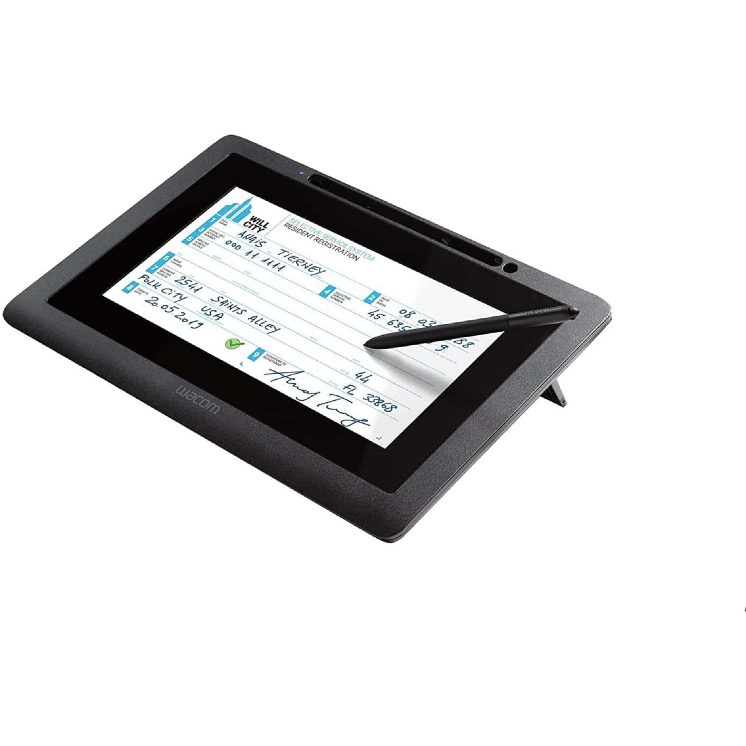Ein schwarzes Wacom-Tablet mit einem Stift und einem Bildschirm, der ein Dokument anzeigt. Es ist auf einem Ständer vor weißem Hintergrund aufgestellt.