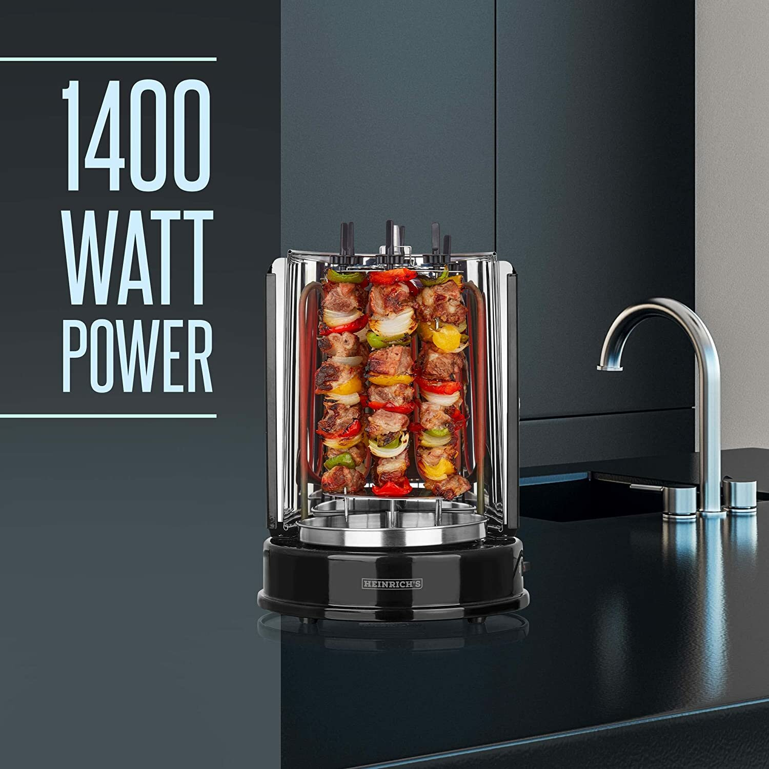 Pionowy rożen z pieczonym mięsem, na czarnym blacie, z tekstem '1400 WATT POWER'.