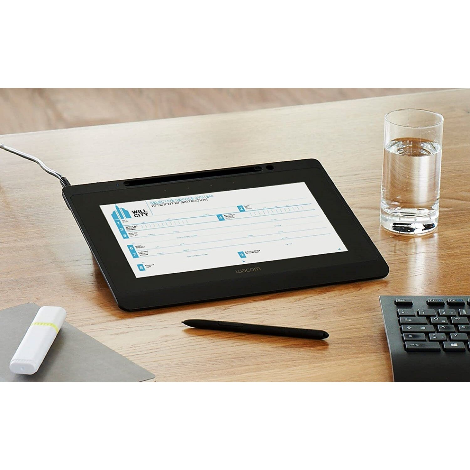 Schwarzes Tablet mit Dokument und Stift auf Holzschreibtisch.