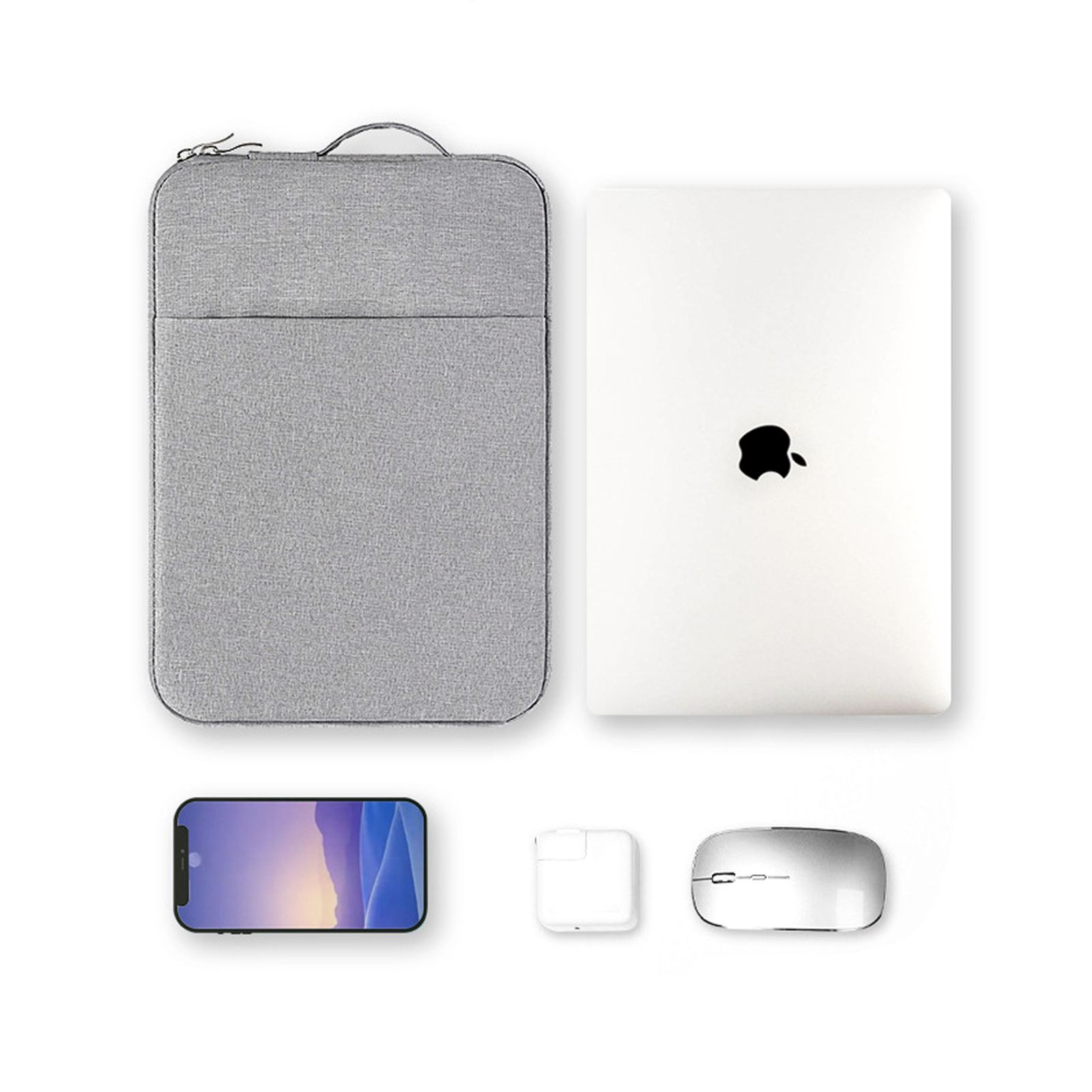 Ein Laptop, Telefon, Maus und Ladegerät sind auf einer weißen Oberfläche angeordnet. Eine graue Laptoptasche ist sichtbar.