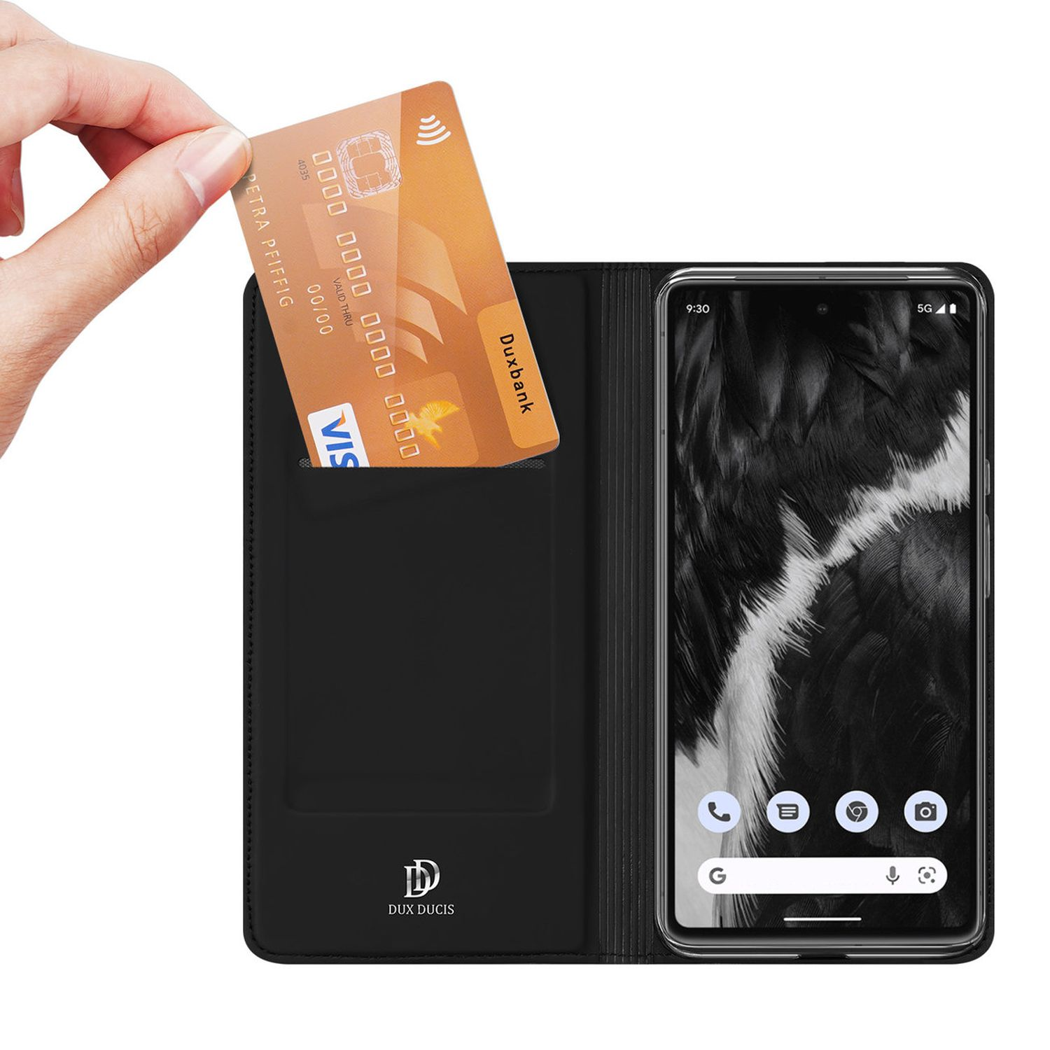 Eine Hand steckt eine Kreditkarte in eine schwarze Handyhüllen-Geldbörse mit einem Telefon darin.