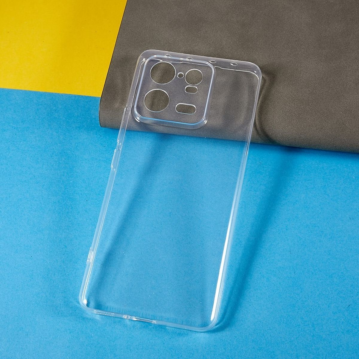 Eine transparente Handyhülle auf blauem und gelbem Hintergrund.