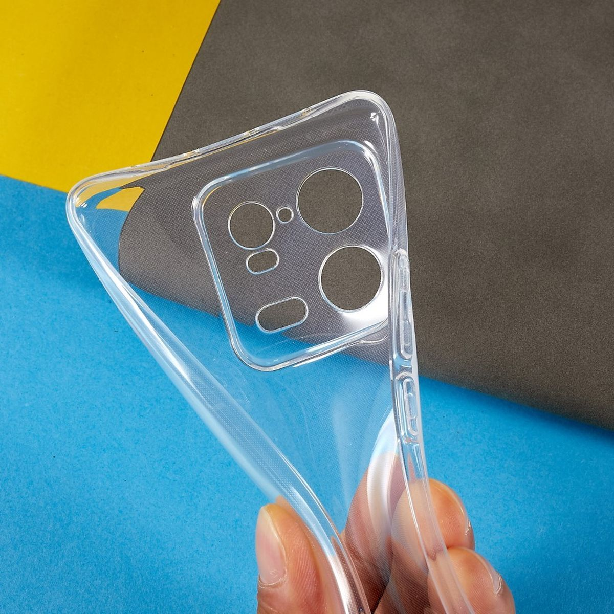 Eine transparente Handyhülle, gehalten von einer Hand, zeigt die Ecken und den Kamerabereich.