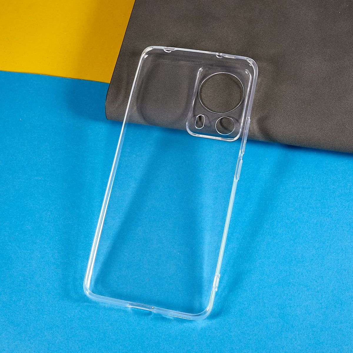 Transparente Handyhülle auf blau-gelbem Hintergrund. Klares Plastik.