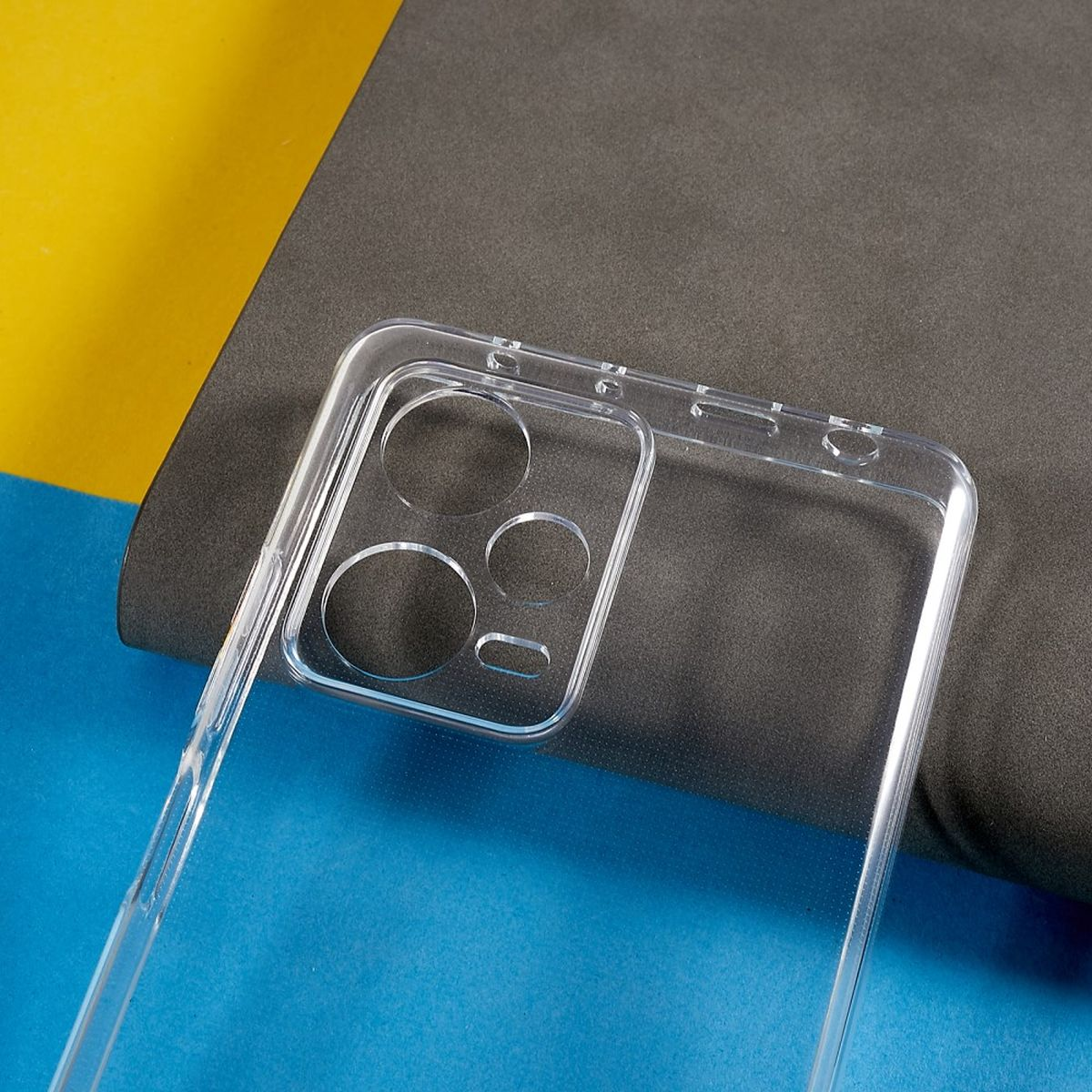 Eine transparente Handyhülle. Die Hülle hat Löcher für die Kameralinsen und Knöpfe.