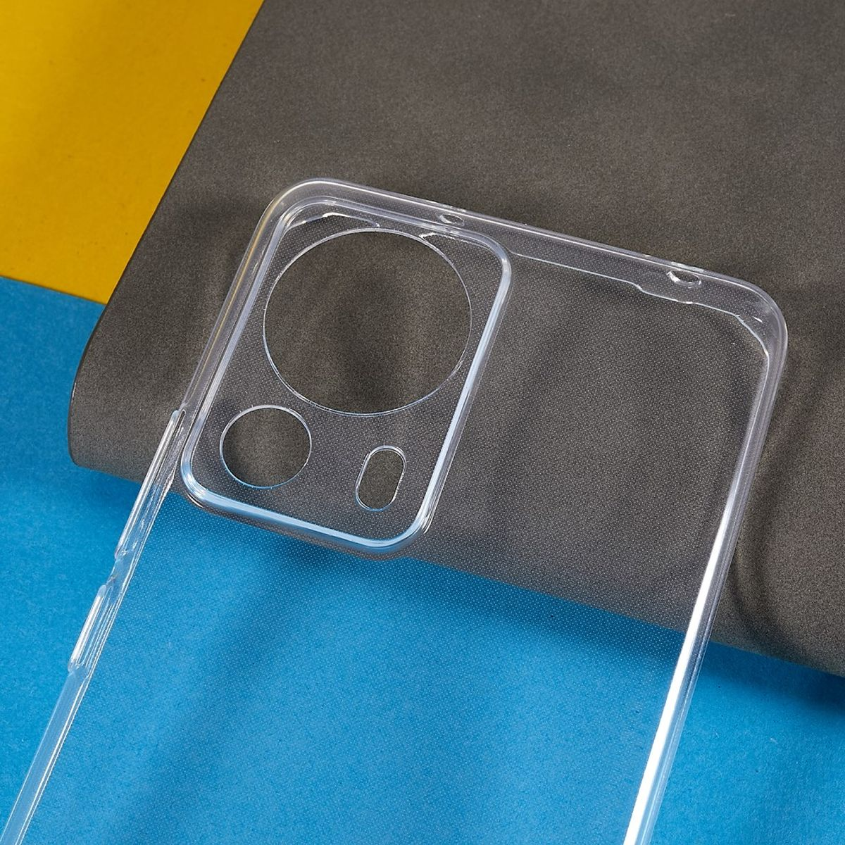 Transparente Smartphone-Hülle, Nahaufnahme, auf einer Oberfläche mit blau-grauer Farbkombination.