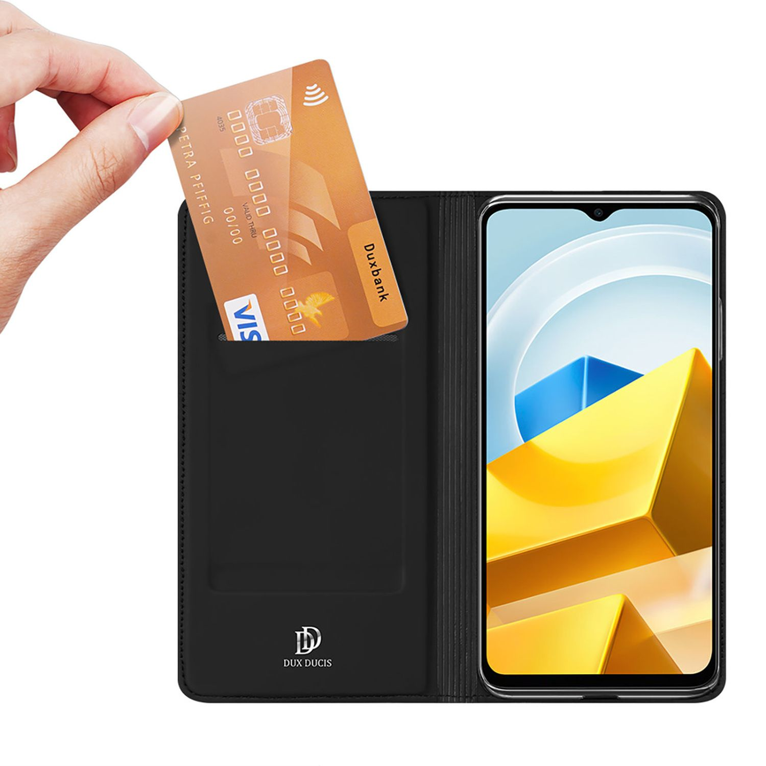 Die Hand einer Person, die eine goldene Kreditkarte in eine schwarze Handyhülle steckt, das Handy ist sichtbar.