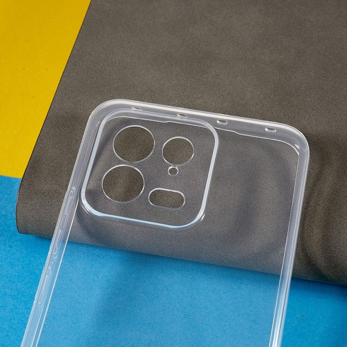 Transparente Handyhülle mit Kameraausschnitten auf blauem und grauem Hintergrund.