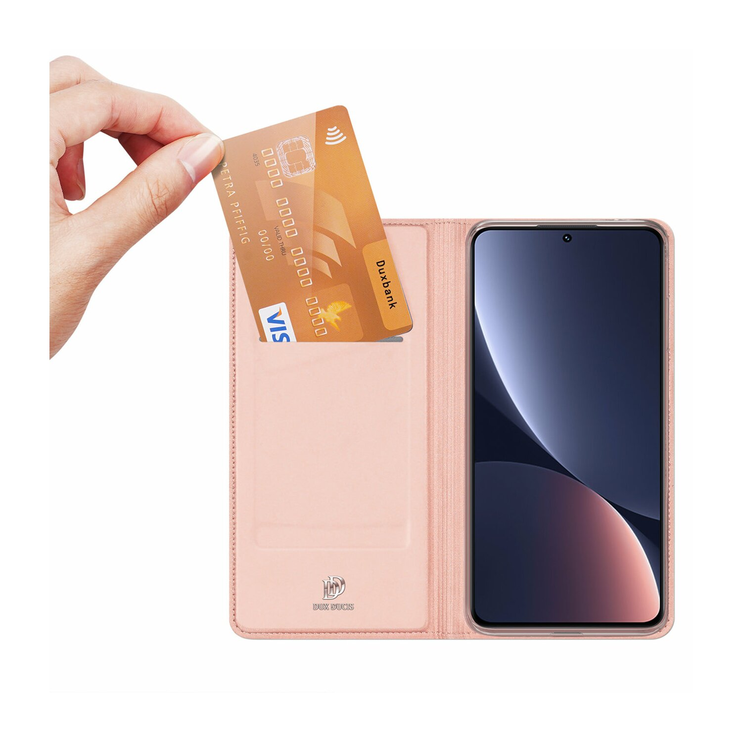 Hand steckt Kreditkarte in rosa Handyhülle mit Telefon.