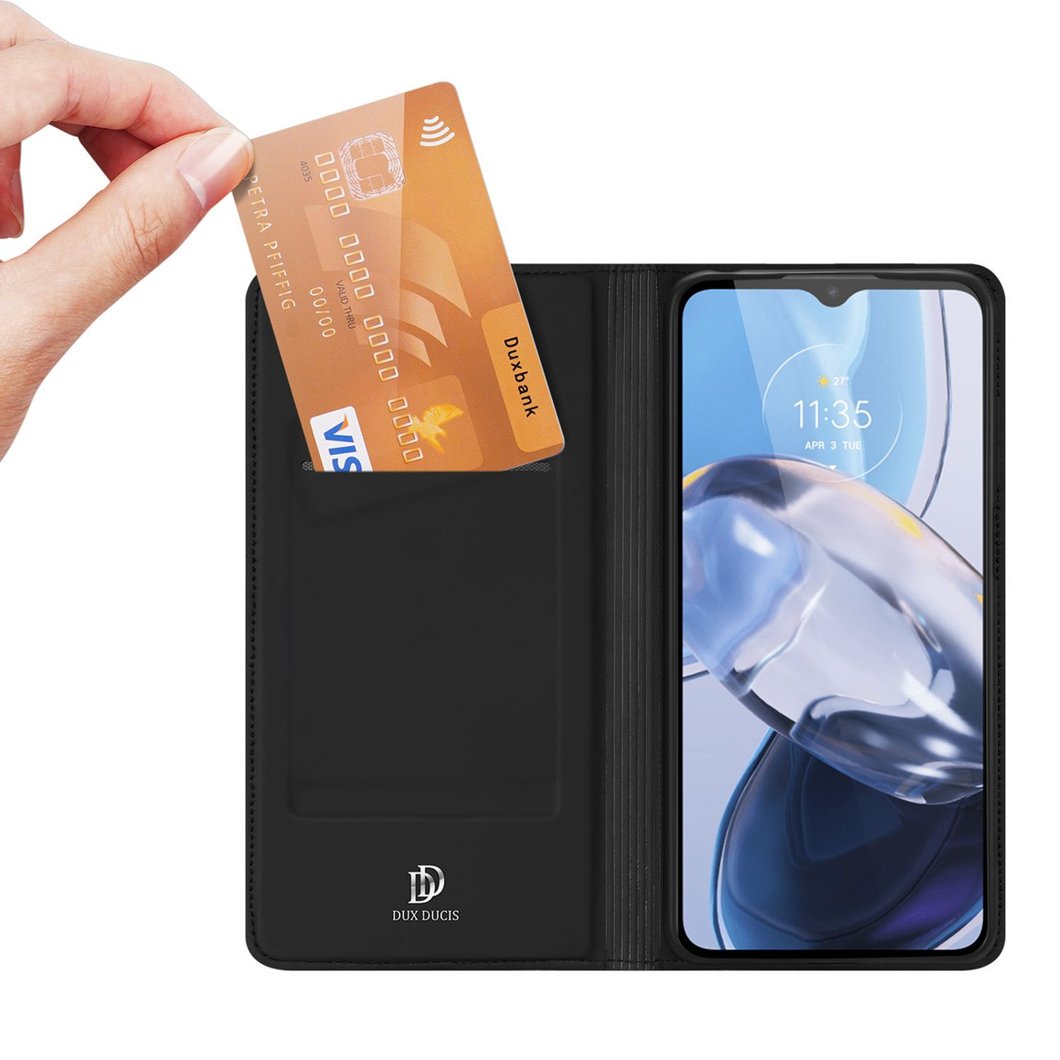 Eine Hand steckt eine goldene Kreditkarte in eine schwarze Handyhülle mit einem Telefon darin.