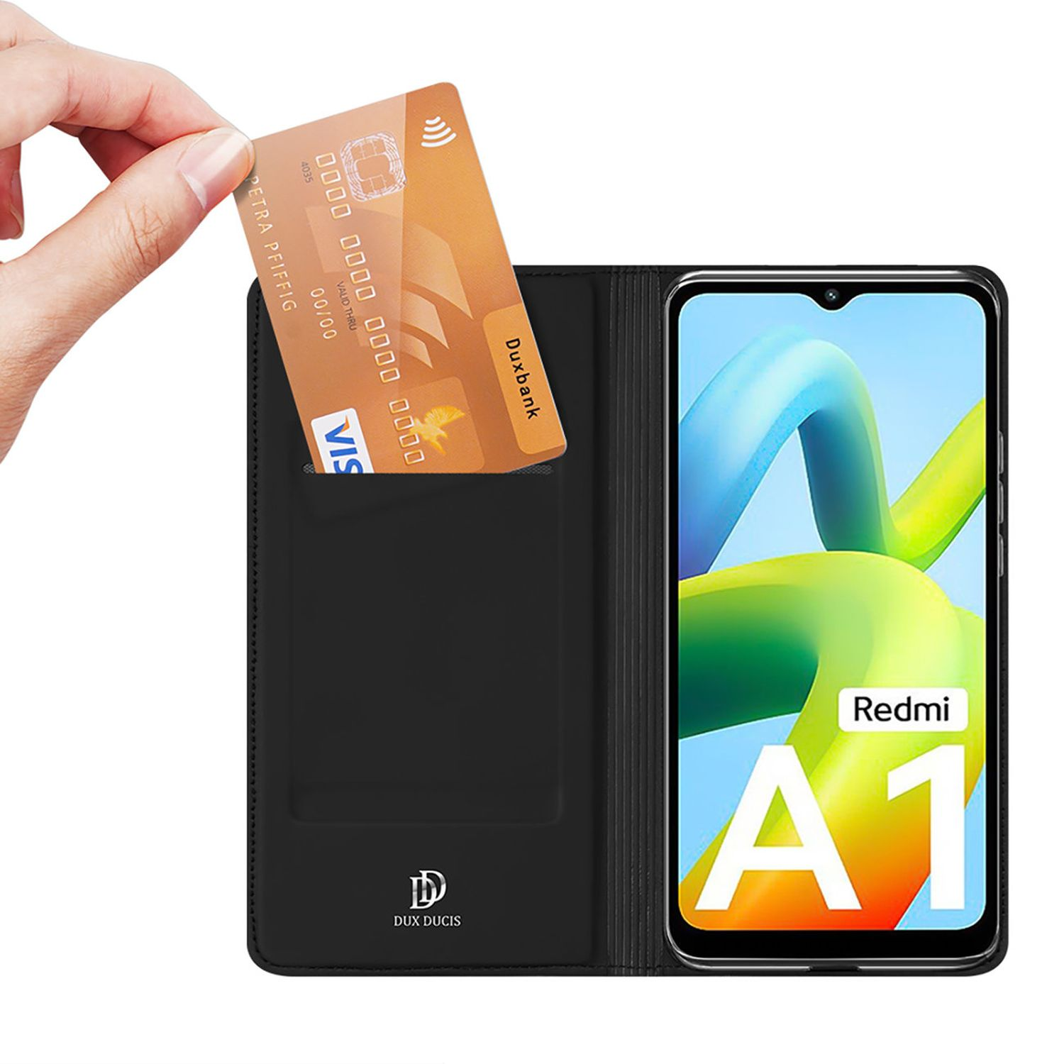 Eine Hand hält eine Kreditkarte in der Nähe einer schwarzen Handyhülle mit Telefon.