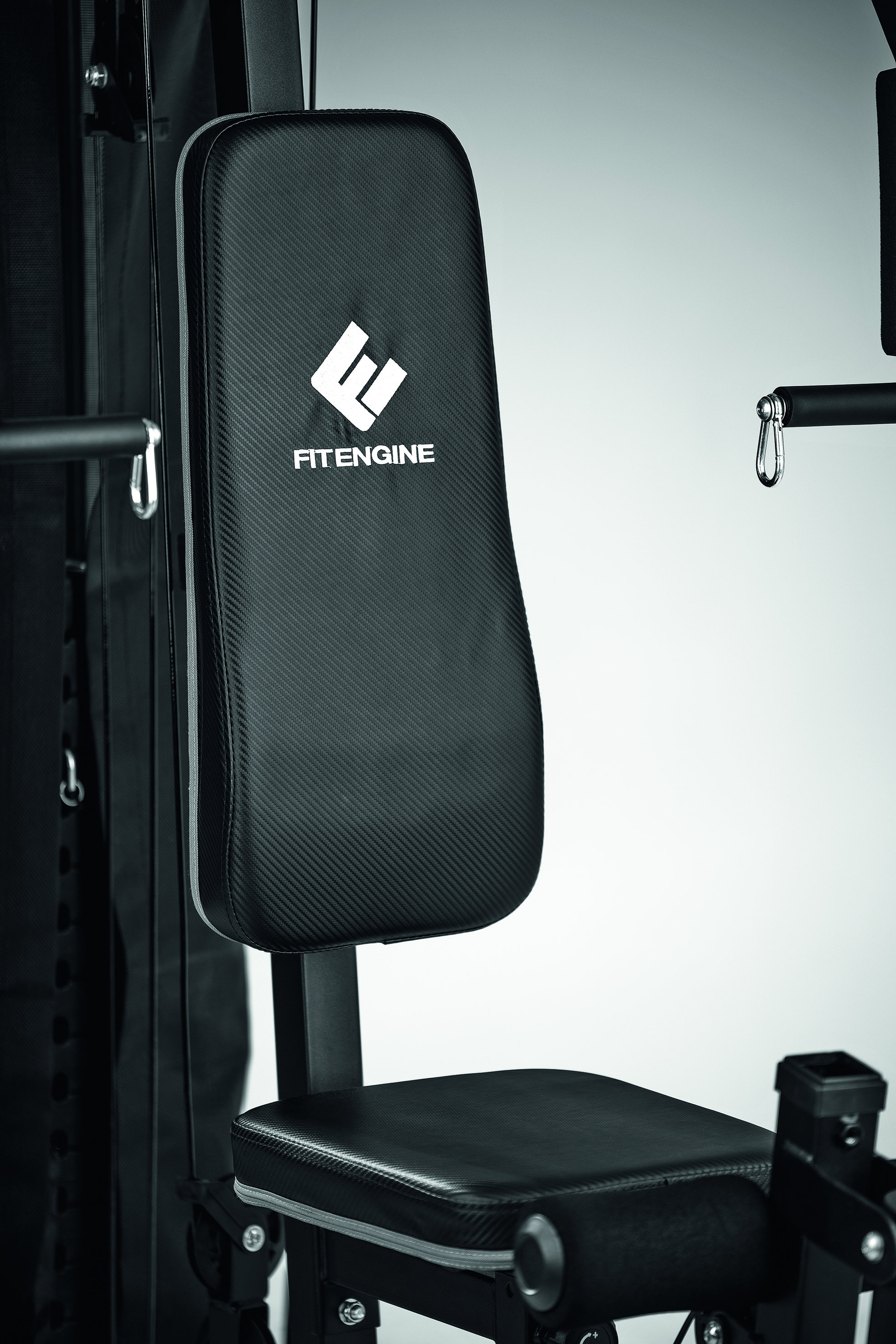 Schwarz-graues Fitnessgerät mit Sitz. Das Produkt hat den Namen FIT ENGINE.