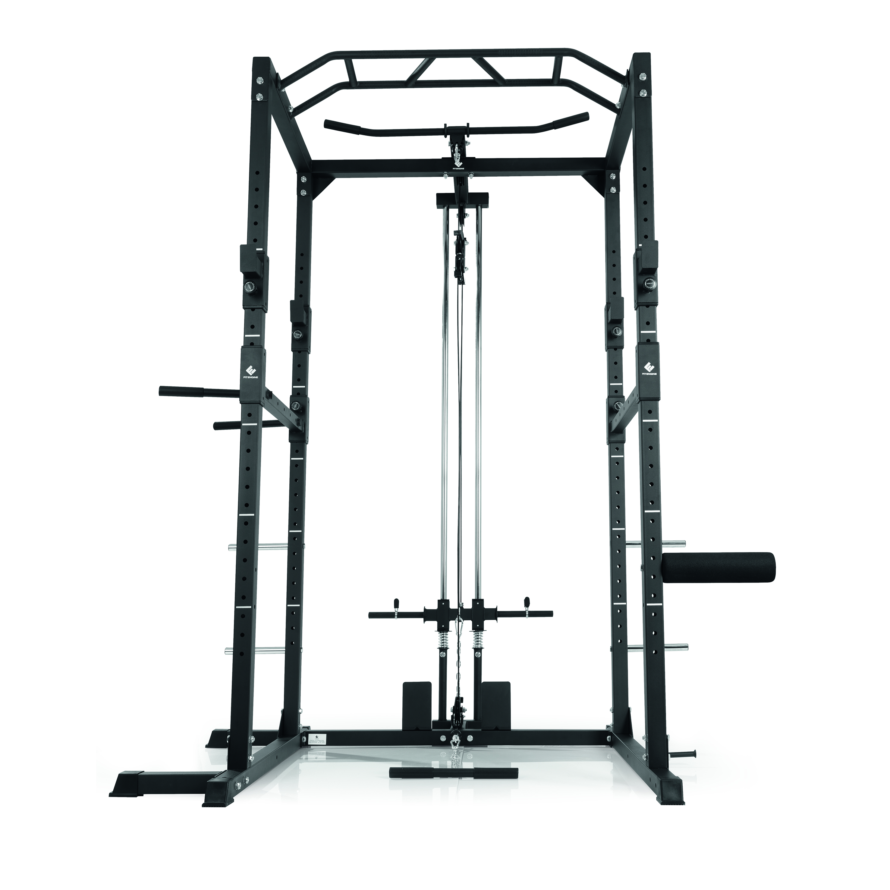 Schwarze Fitnessmaschine, ein Power Rack, hat Stangen für Klimmzüge, Gewichte und Seilzüge, auf weißem Hintergrund.