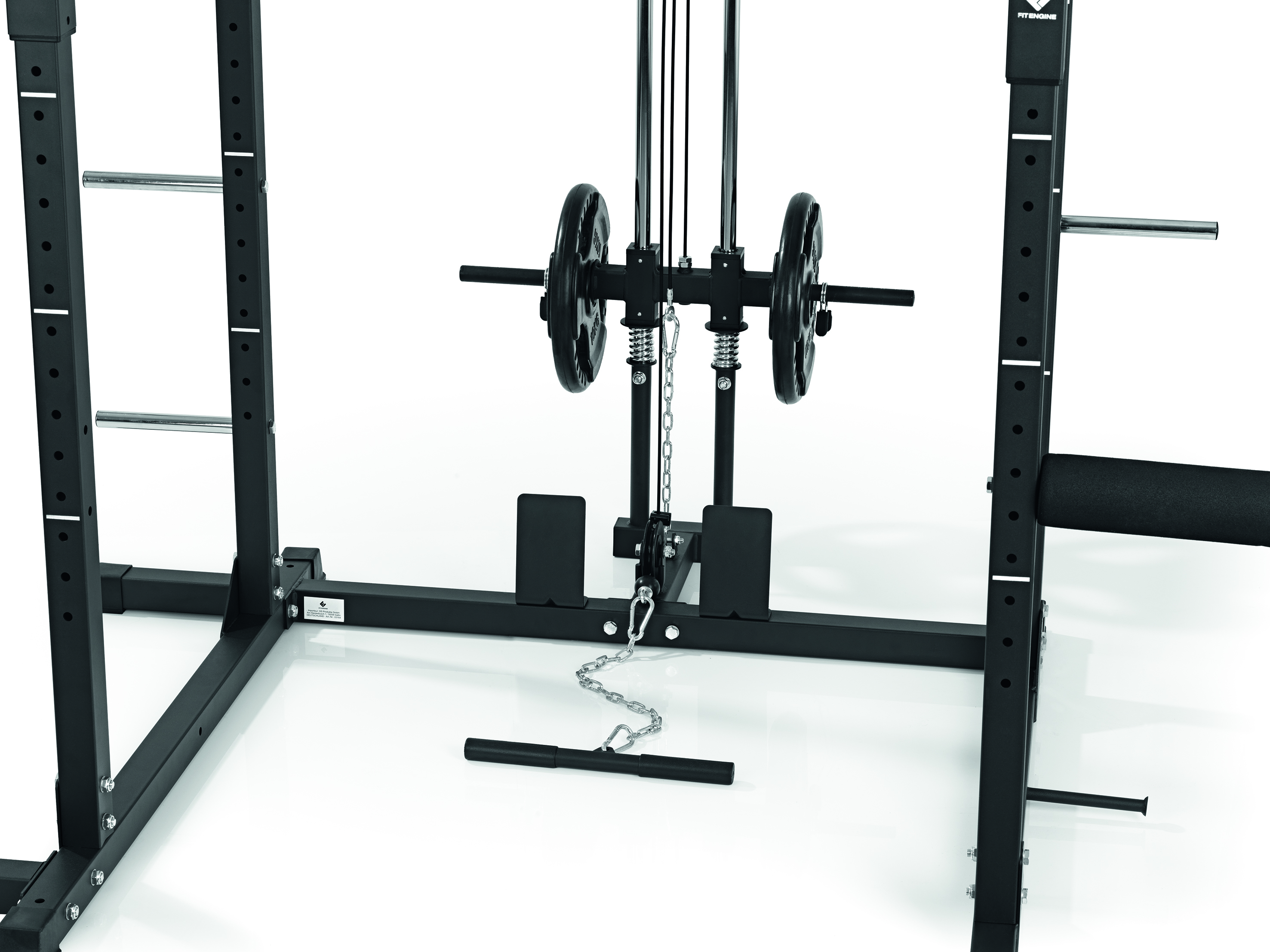 Eine schwarze Fitnessmaschine mit Gewichten und einem Kabel. Weißer Hintergrund.