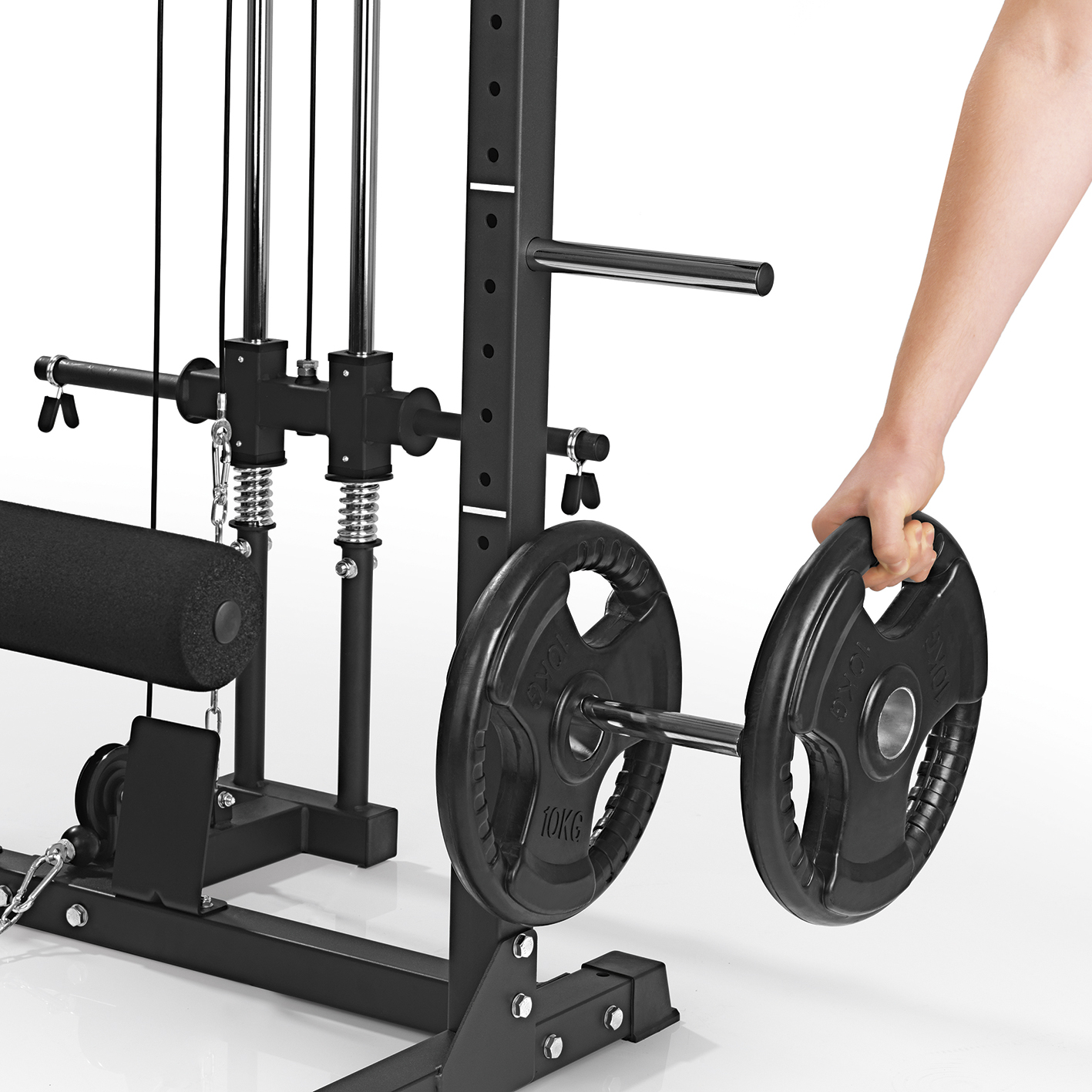 Eine Person hält eine 10 kg schwere Gewichtsscheibe und eine Gewichtsmaschine rechts.