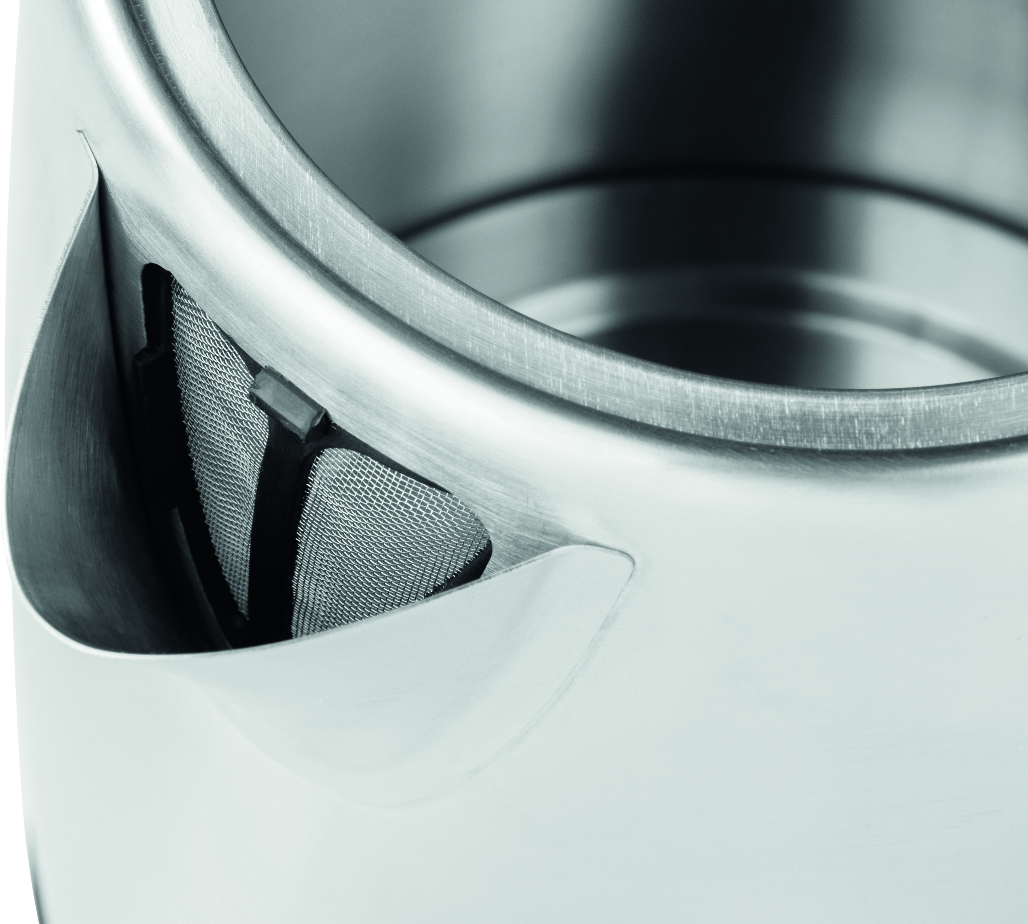 Zbliżenie wylewki czajnika ze stali nierdzewnej z filtrem siatkowym w środku.