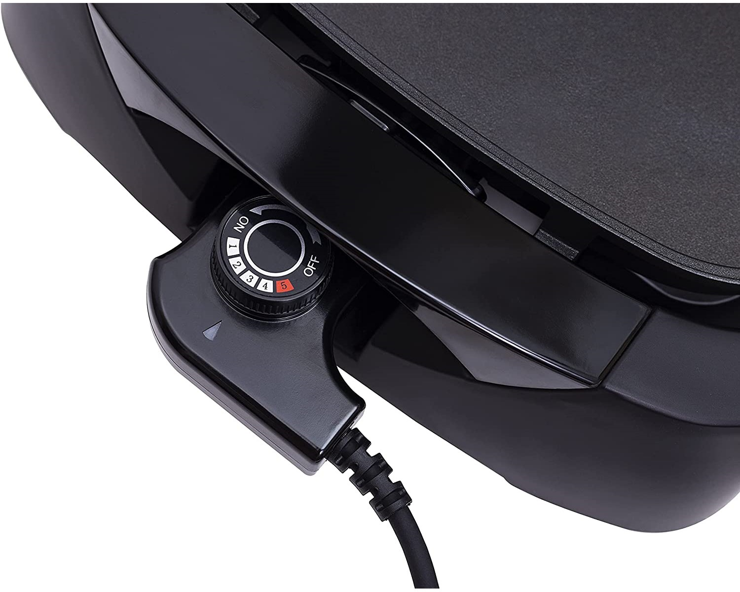 Nahaufnahme eines schwarzen elektrischen Grill-Bedienfelds mit einem Drehknopf von NO bis AUS.