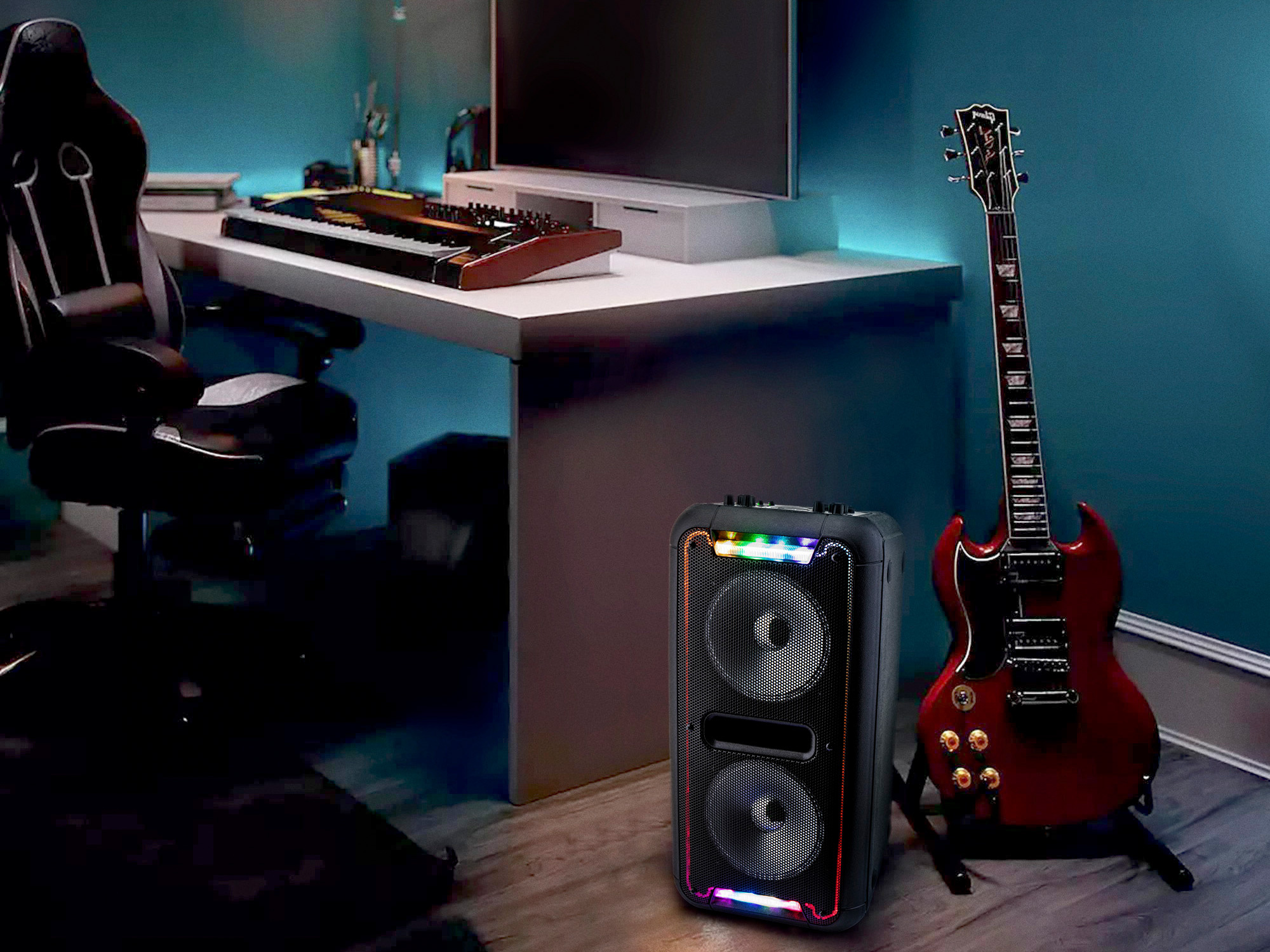 Raum mit Lautsprecher, Gitarre, Schreibtisch und Stuhl. Lautsprecher leuchtet; Gitarre steht daneben.