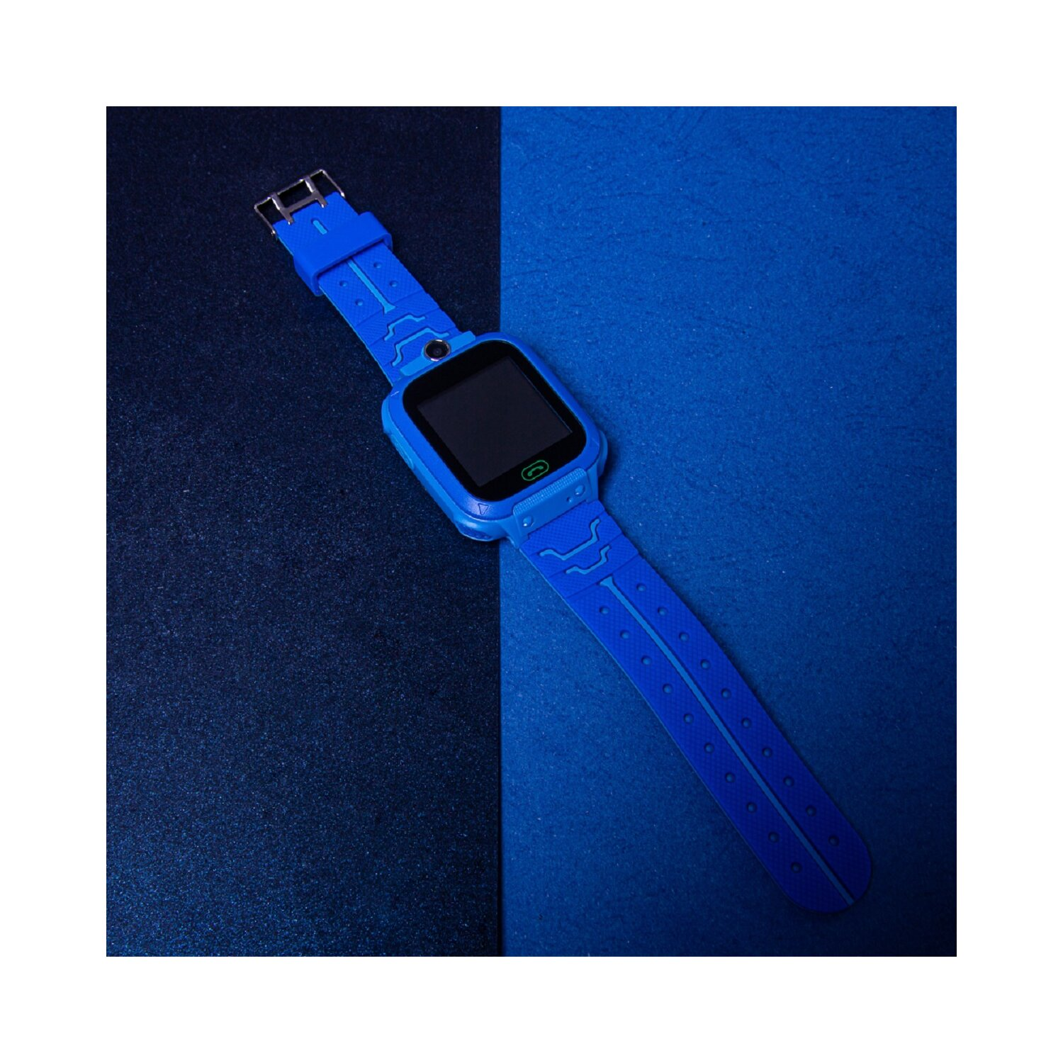 Blaue Smartwatch auf blauem Hintergrund. Die Uhr ist blau mit einem schwarzen Bildschirm.