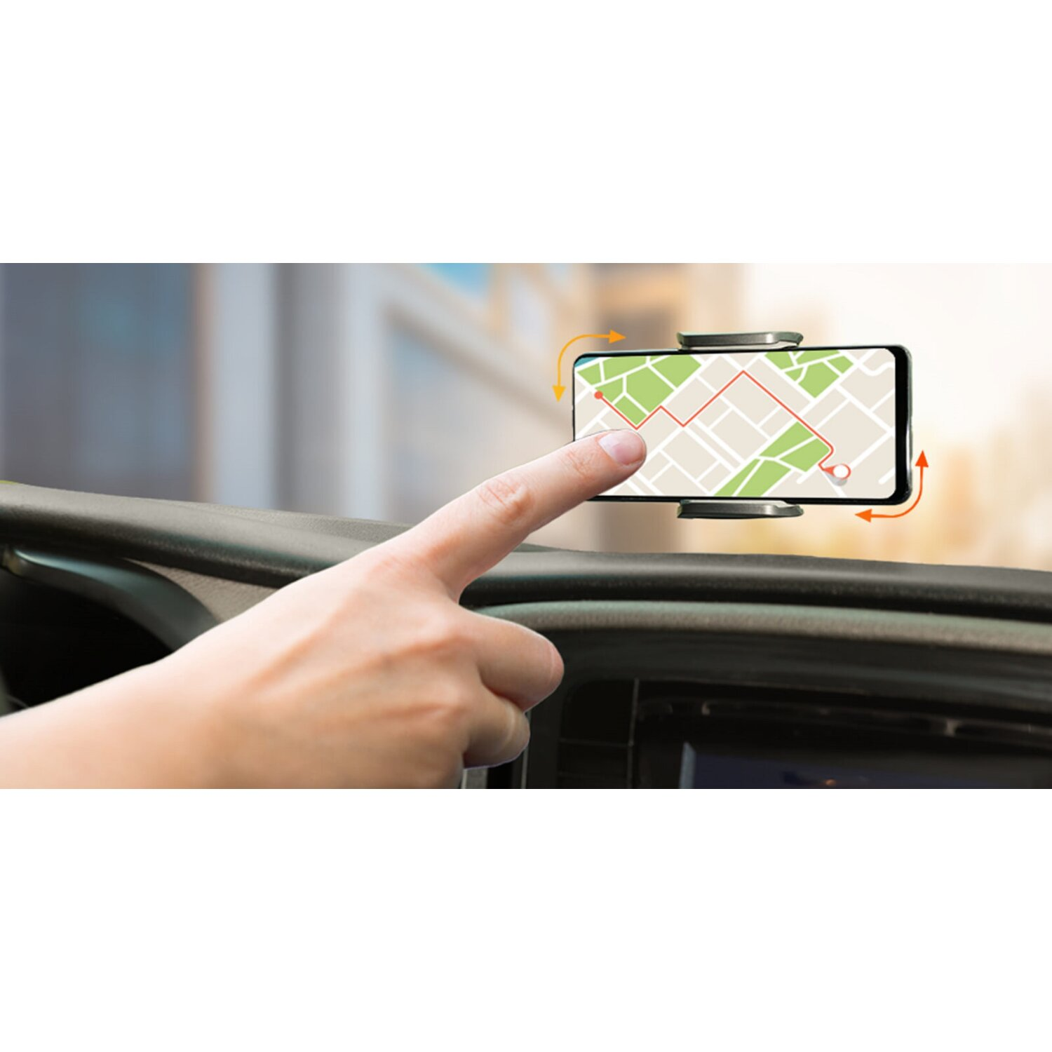 Eine Hand zeigt auf ein Telefon, das eine Navigationskarte im Auto anzeigt. Das Telefon ist an einem Halter befestigt.