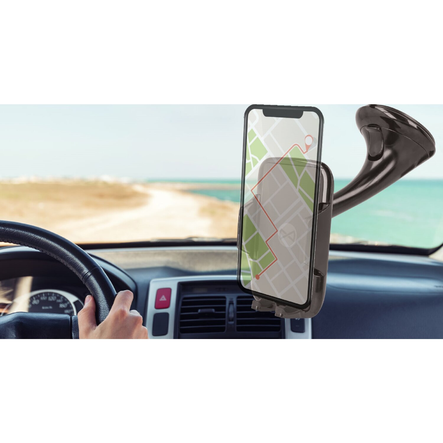 Autoinnenraum mit Telefonhalterung, die eine Karte zeigt. Hand einer Person am Lenkrad, Straße im Hintergrund.
